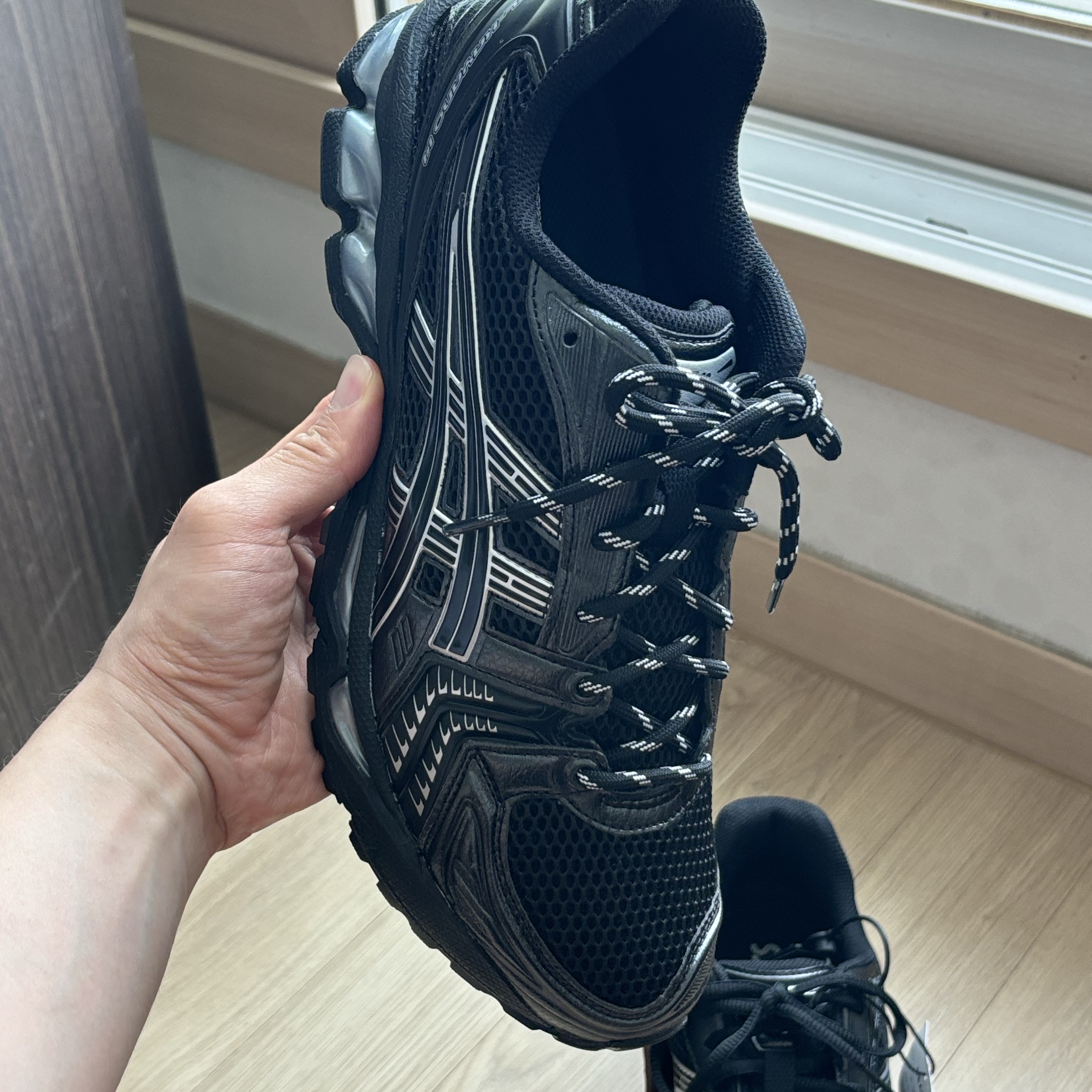 Asics Gel-Kayano 14 Black Pure Silver 착용 스타일 - 3