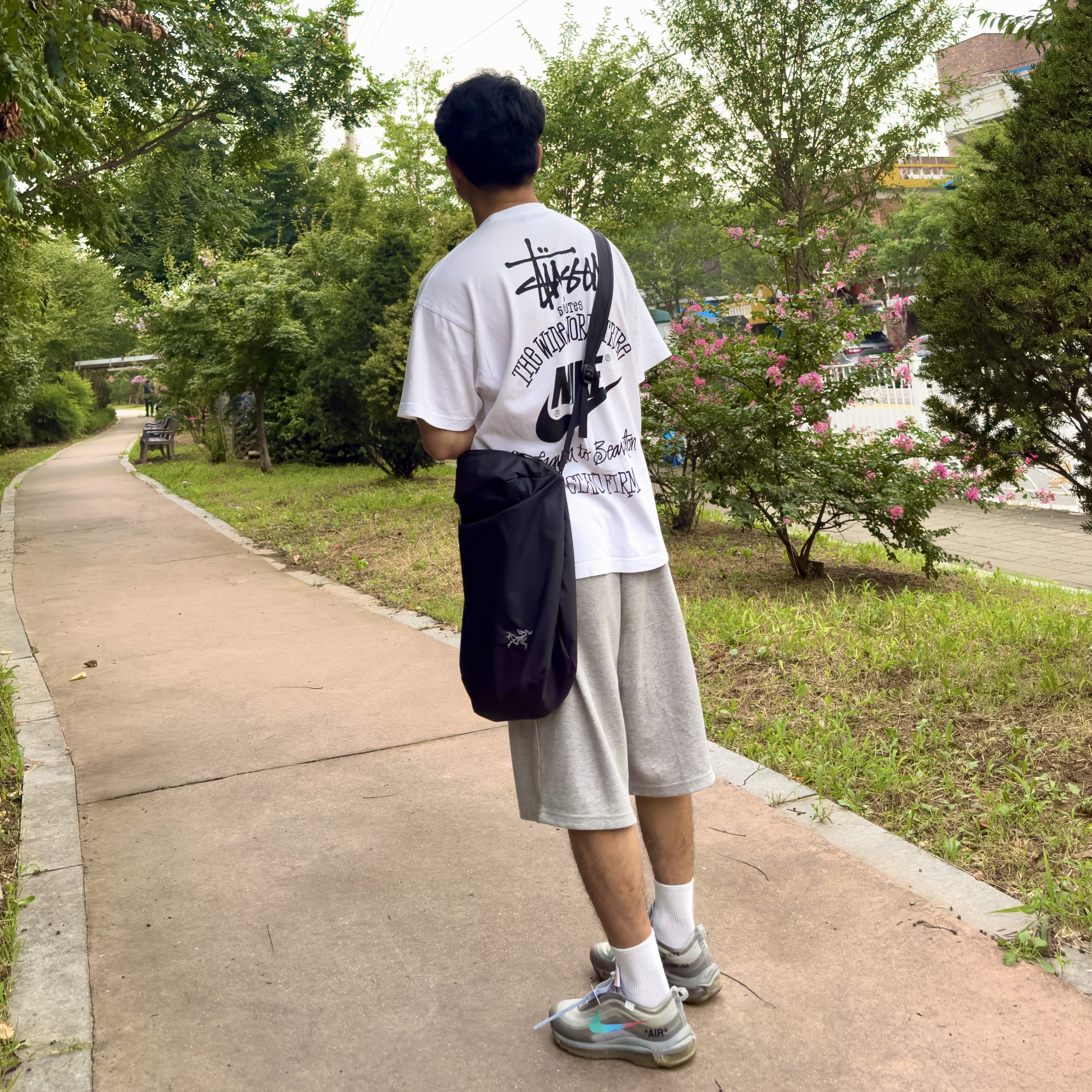 Arc'teryx Heliad 12 Tote Black, Nike x Off-White Air Max 97 Menta 착용 스타일