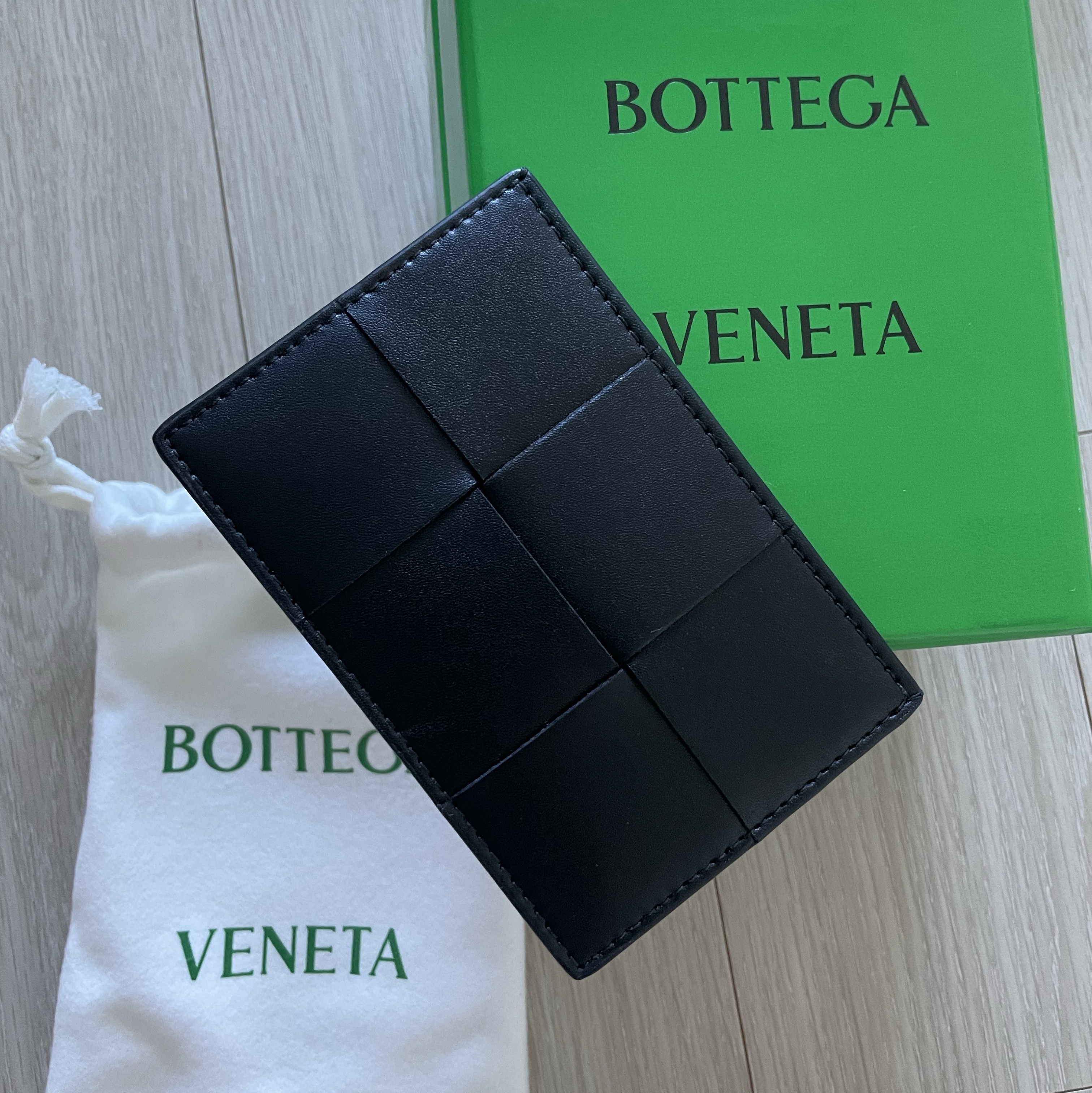 Bottega Veneta Credit Card Case Calfskin Black 착용 스타일