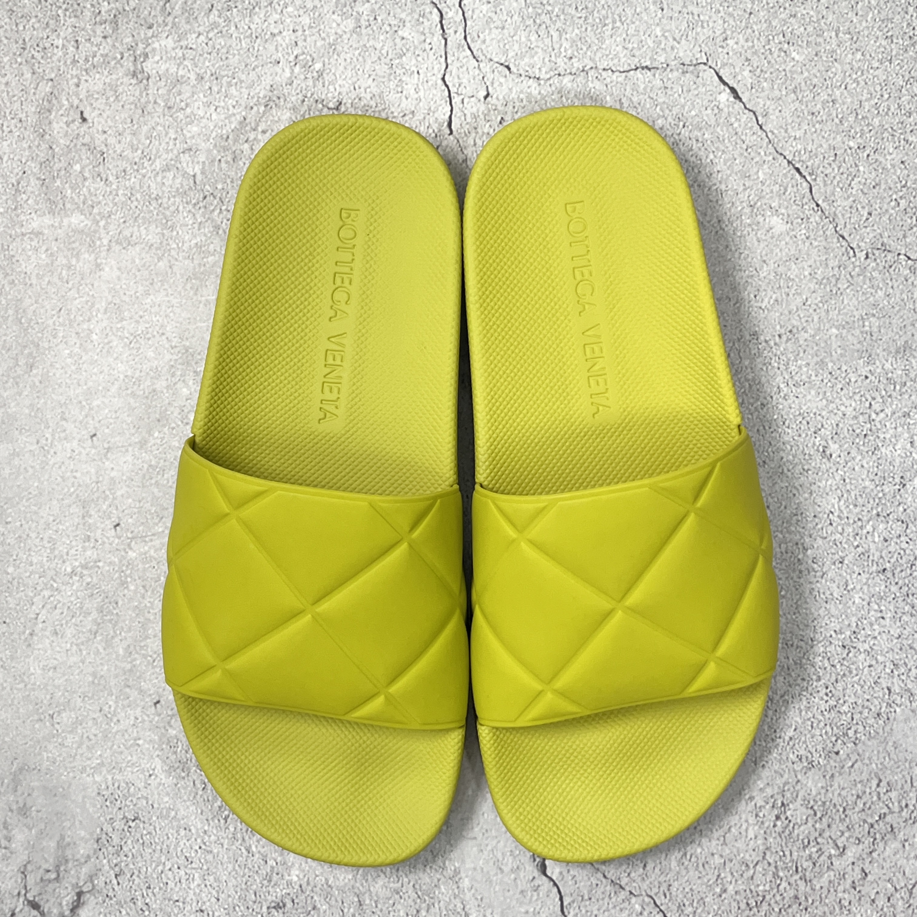 Bottega Veneta Rubber Slider Kiwi 착용 스타일 - 1