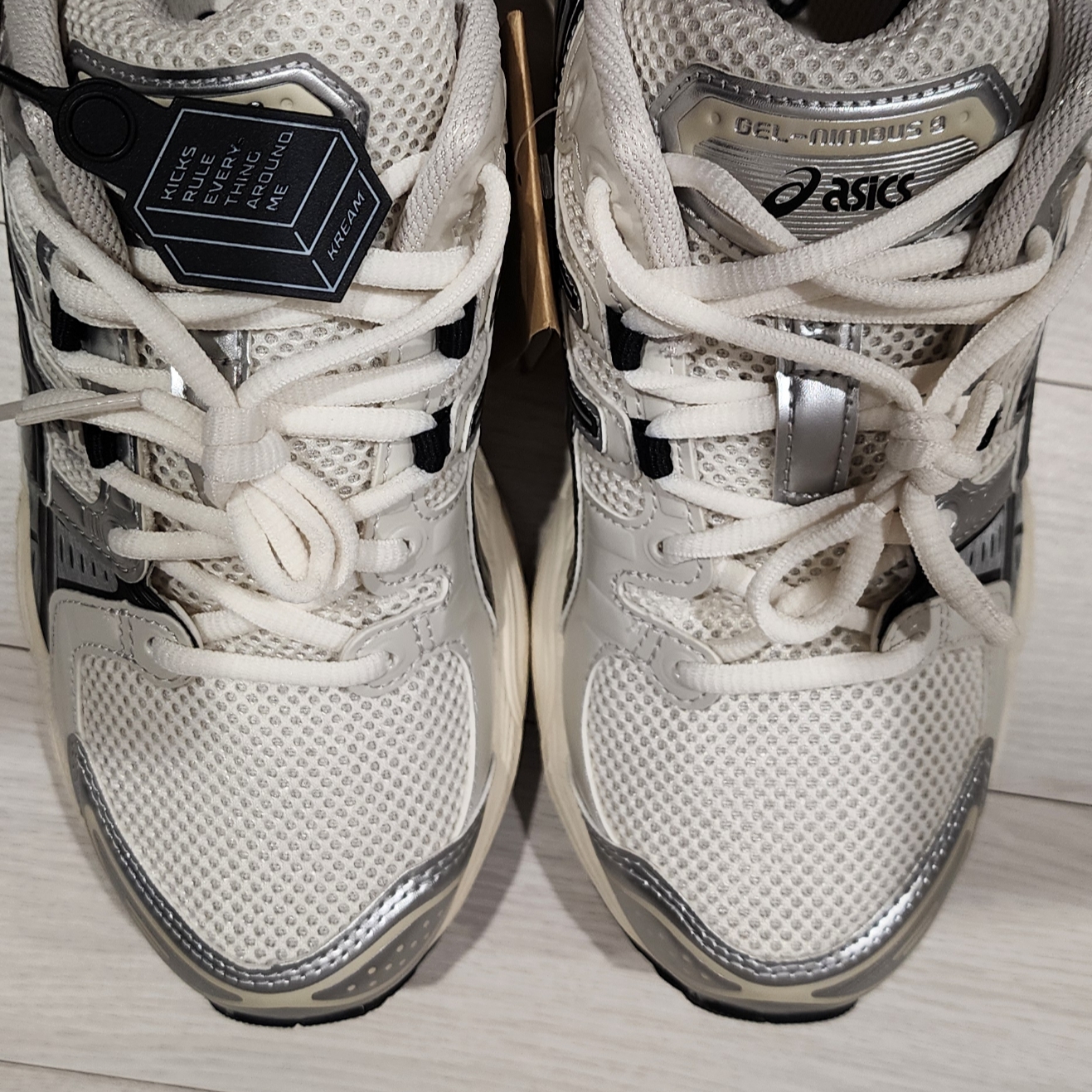 Asics Gel-Nimbus 9 Cream Black 착용 스타일 - 3