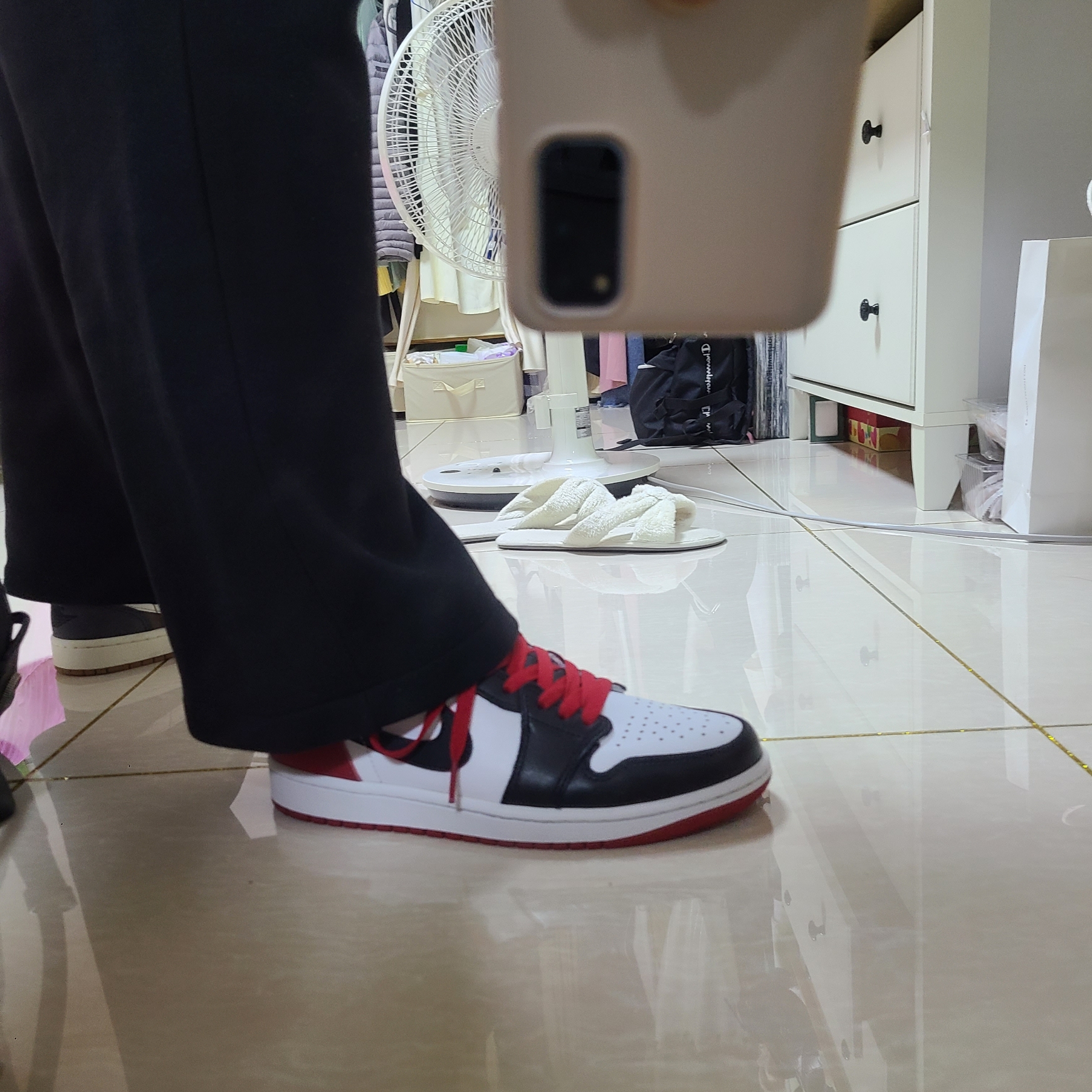 Jordan 1 Retro Low OG Black Toe 착용 스타일 - 4