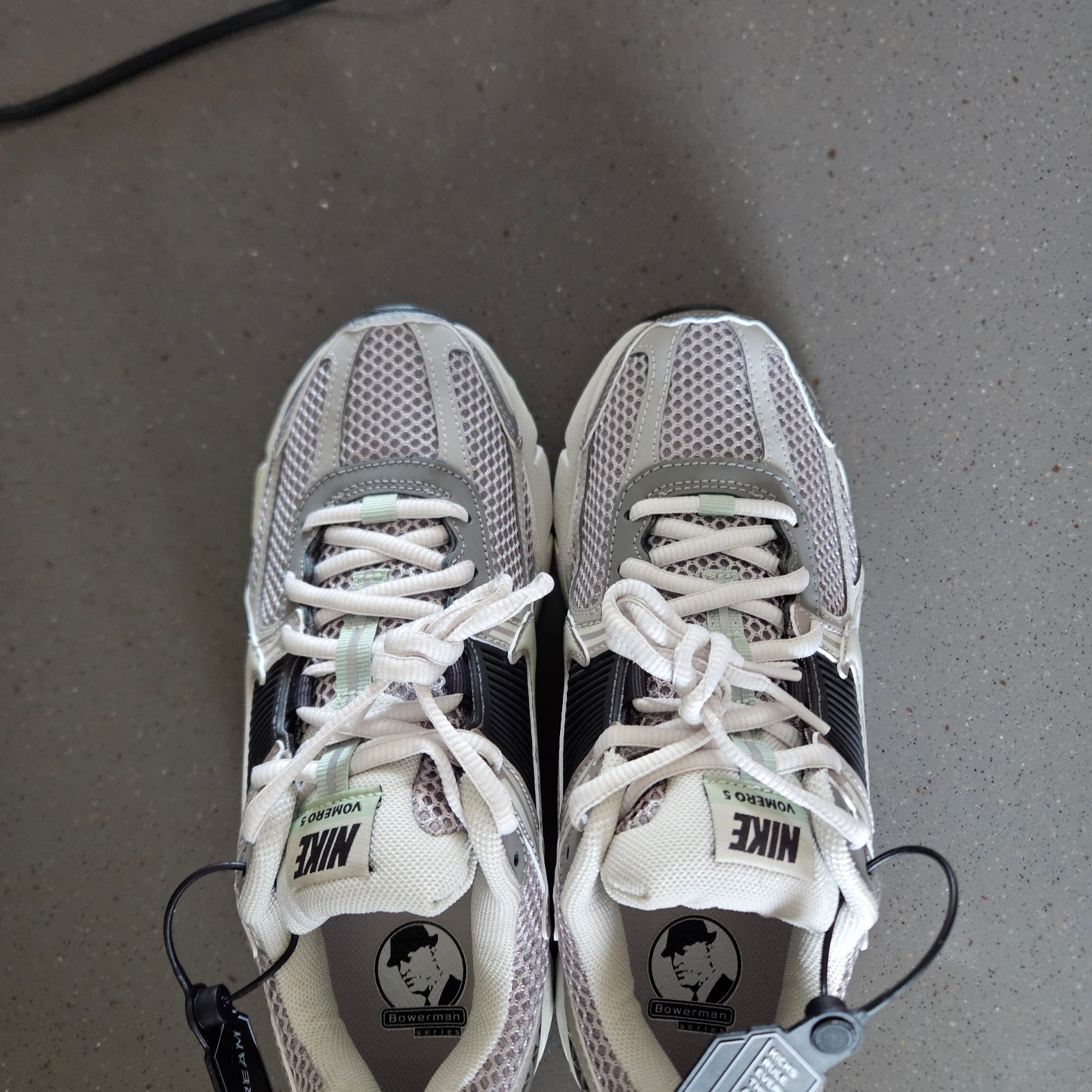 (W) Nike Zoom Vomero 5 Cobblestone and Flat Pewter 착용 스타일 - 2
