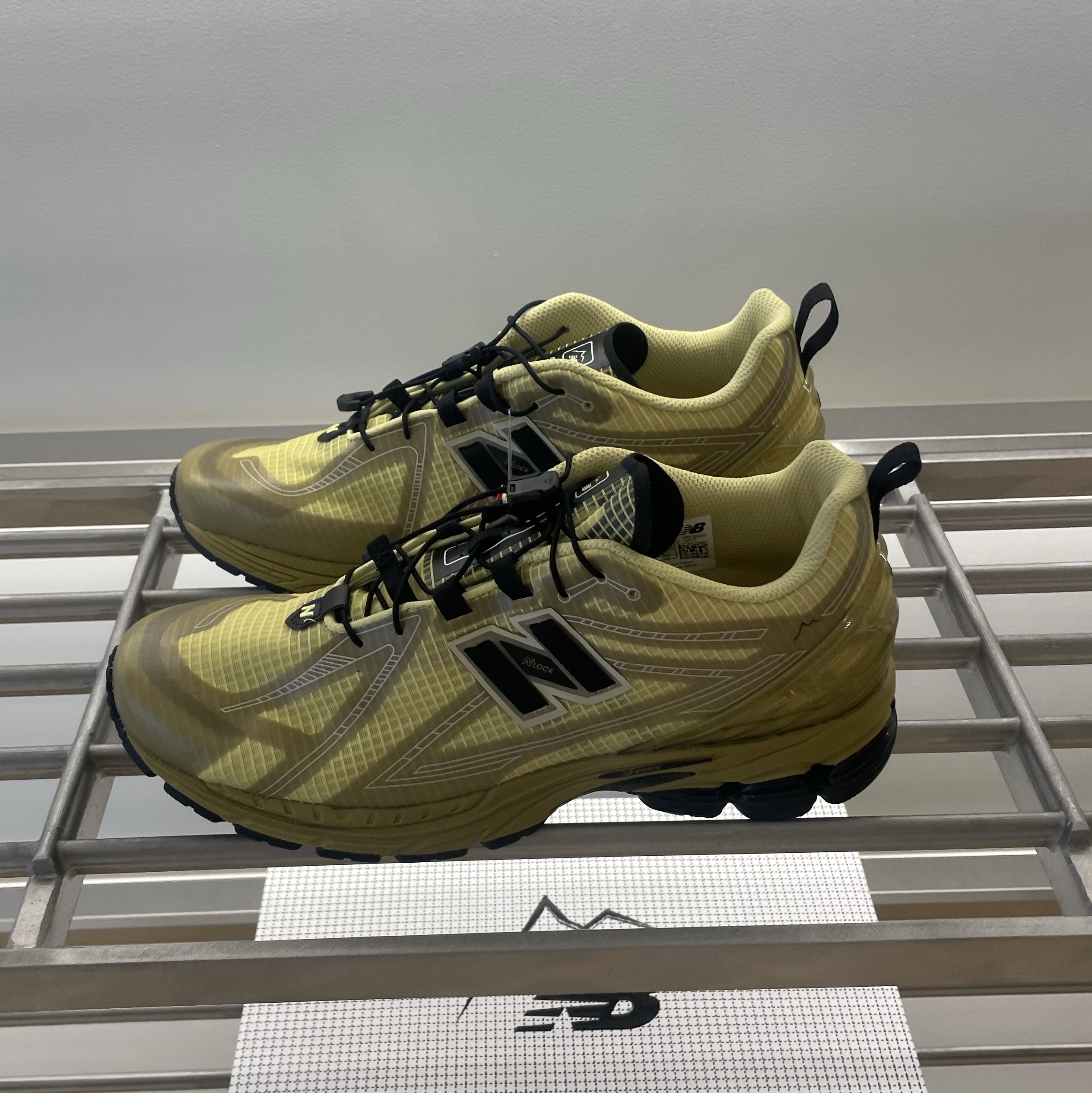 New Balance x Cayl 1906R Yellow 착용 스타일