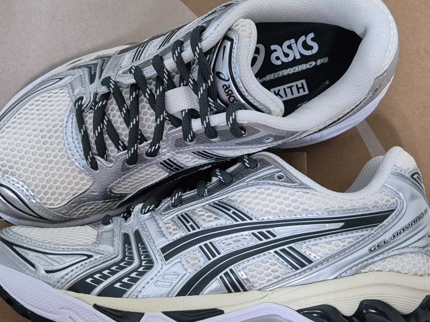 Asics x Kith Gel-Kayano 14 Cream Scarab 착용 스타일 - 2