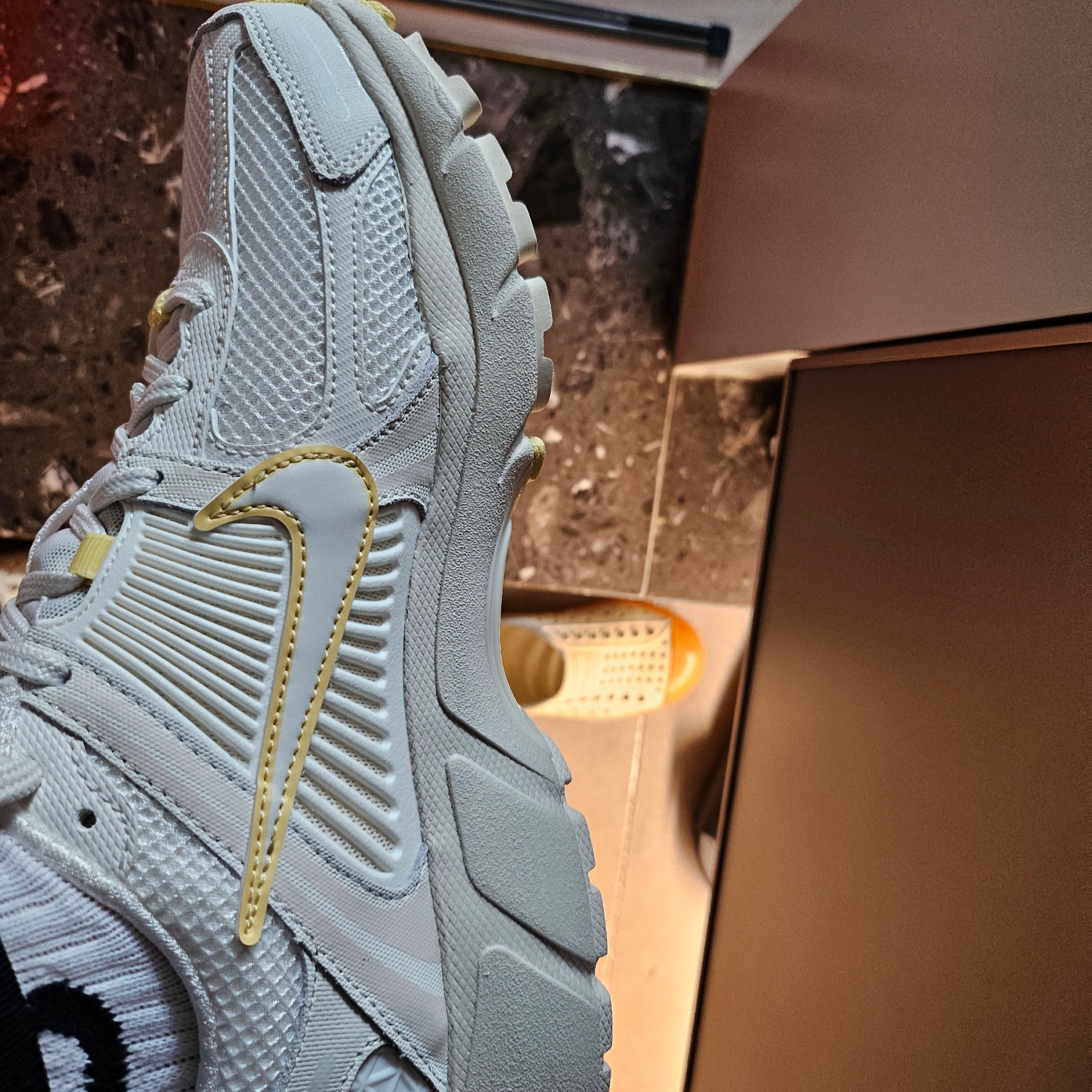 (W) Nike Zoom Vomero 5 Sail Soft Yellow 착용 스타일