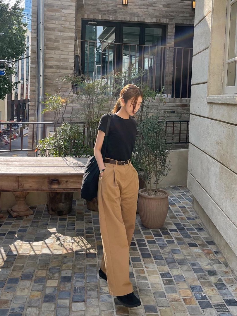 Siyazu SIPT7093 One Tuck Wide Chino Pants Camel Beige 착용 스타일 - 1