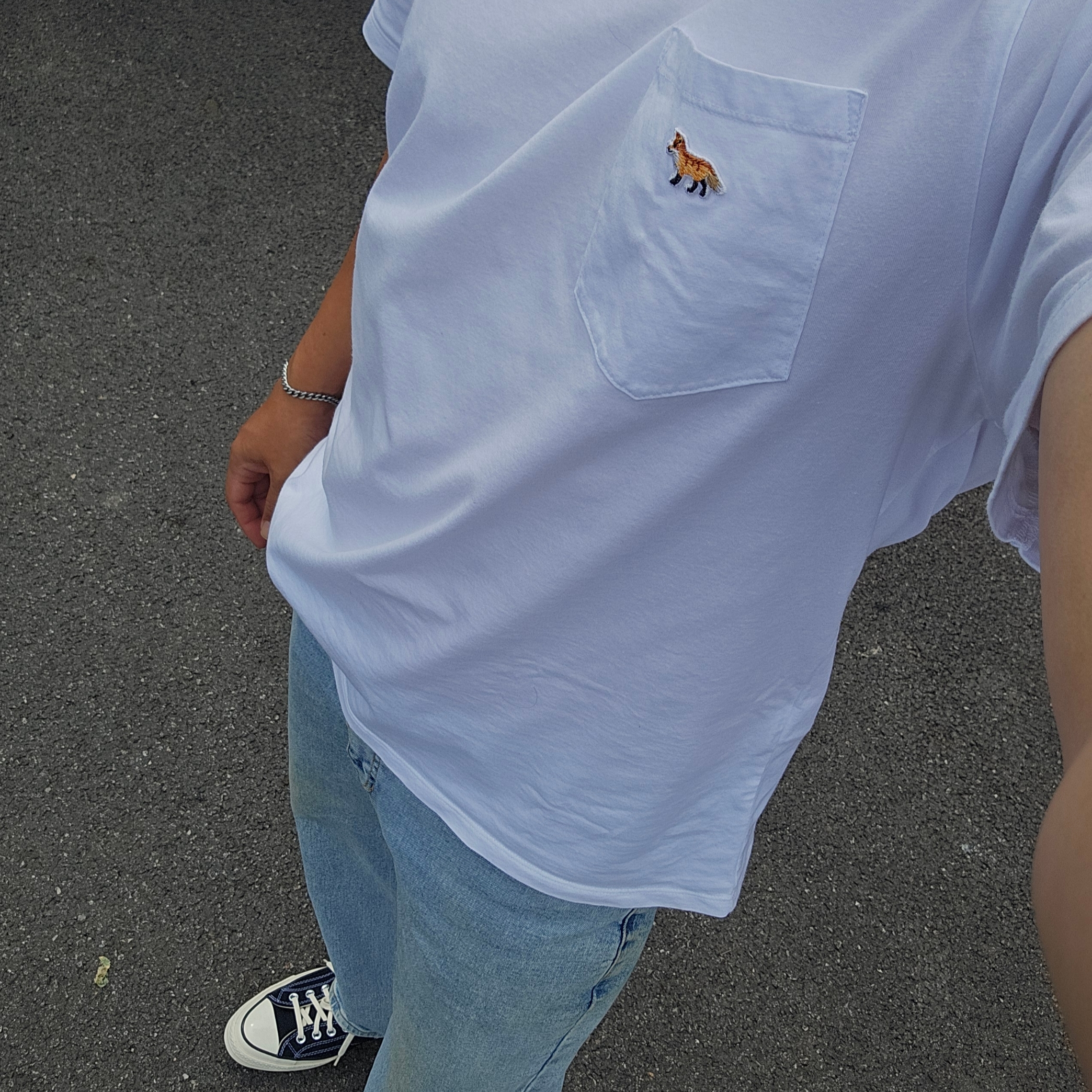 Maison Kitsune Profile Fox Patch Pocket T-Shirt White, Converse Chuck 70 Ox Black - Standard 착용 스타일 - 1