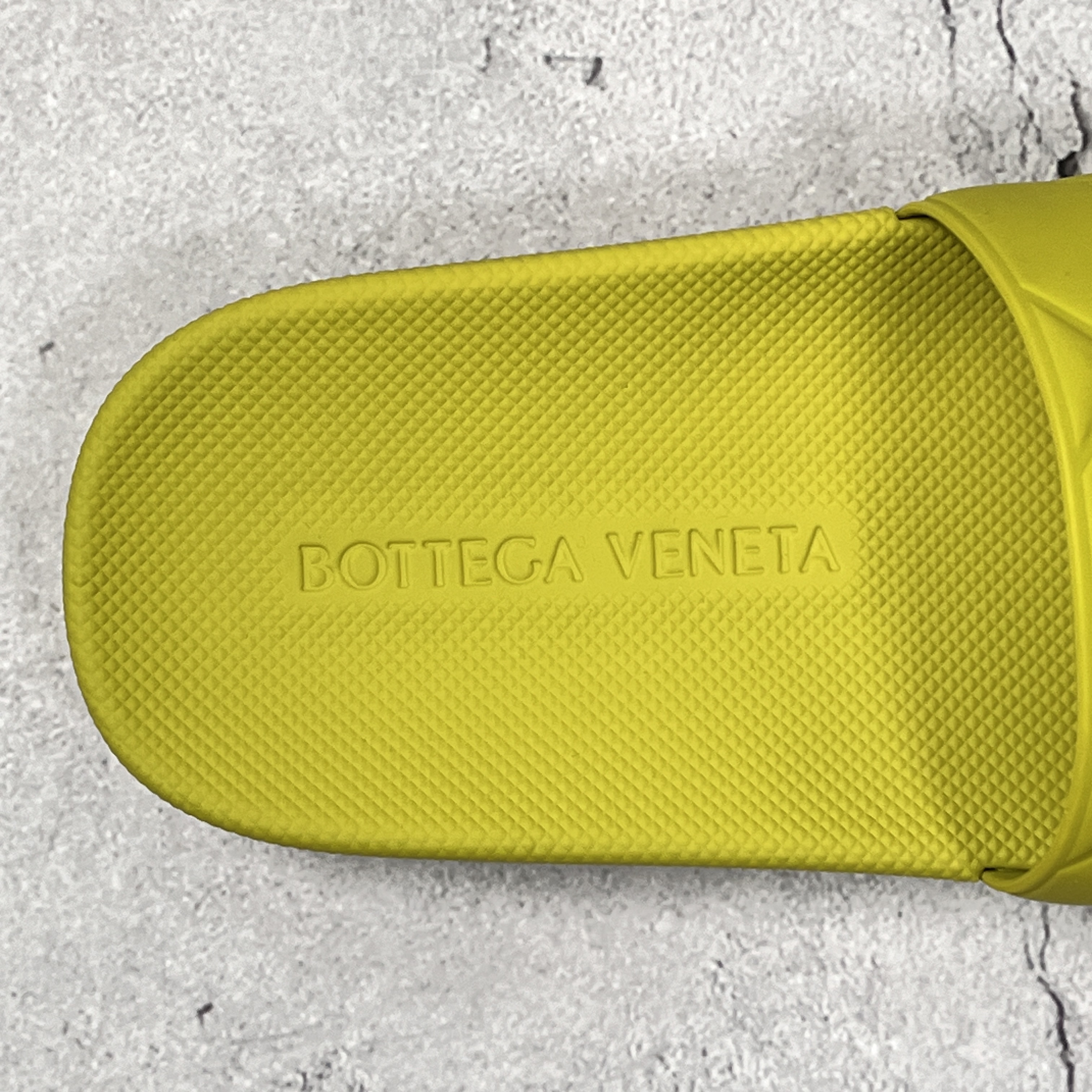 Bottega Veneta Rubber Slider Kiwi 착용 스타일 - 3