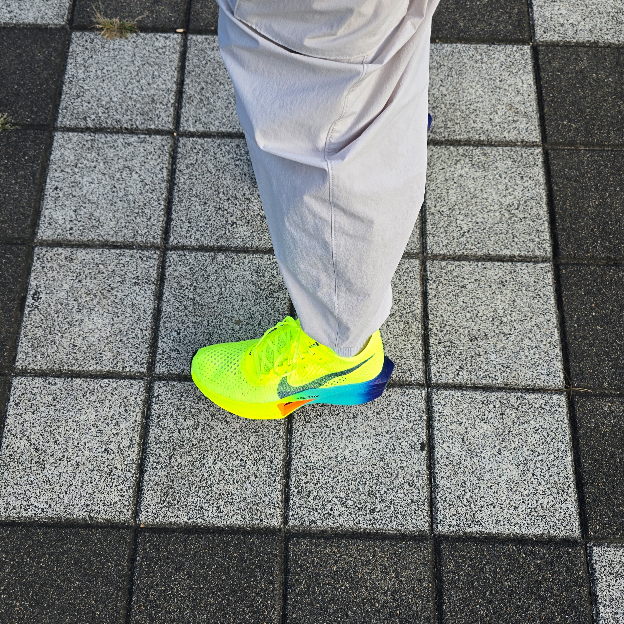 Nike ZoomX Vaporfly Next% 3 Volt Scream Green 착용 스타일 - 2