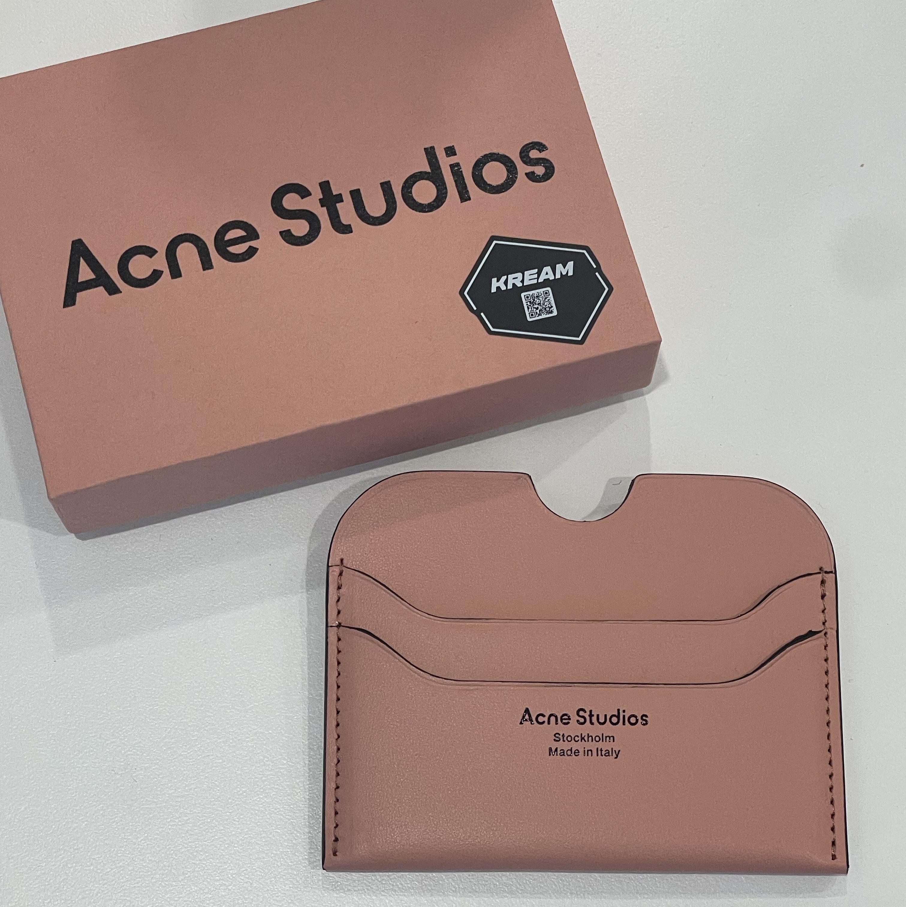 Acne Studios Elmas Large Card Holder Salmon Pink 착용 스타일