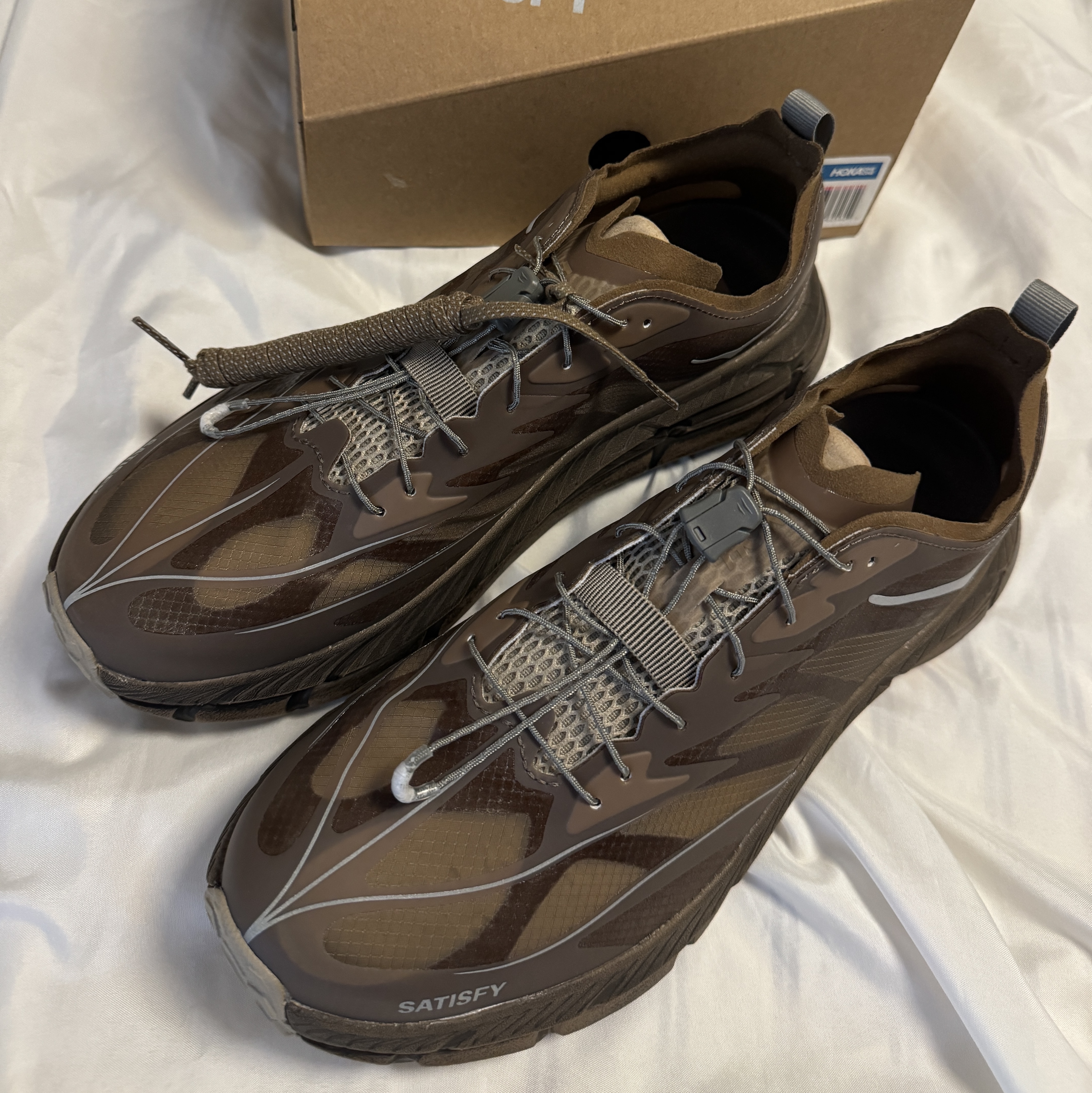 Hoka x Satisfy Mafate Speed 4 Lite Rubber 착용 스타일 - 1