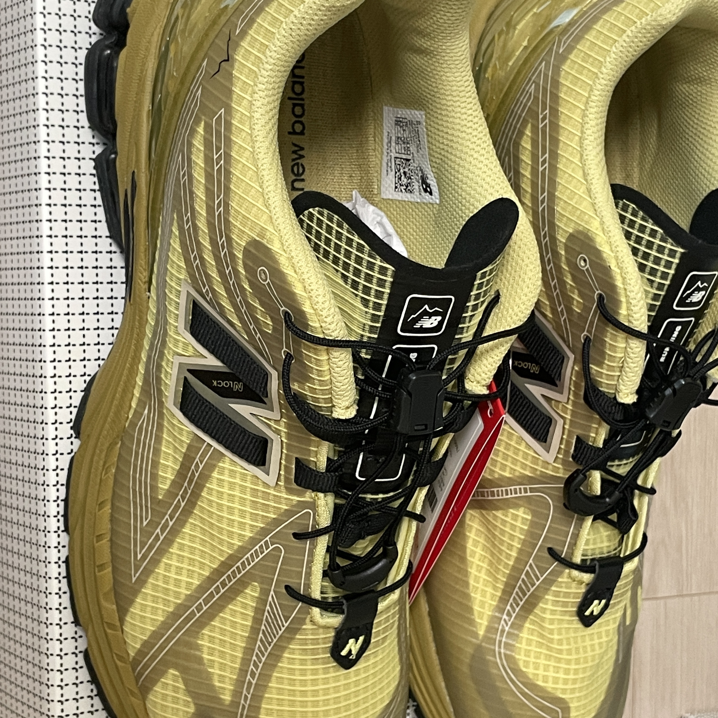 New Balance x Cayl 1906R Yellow 착용 스타일 - 3