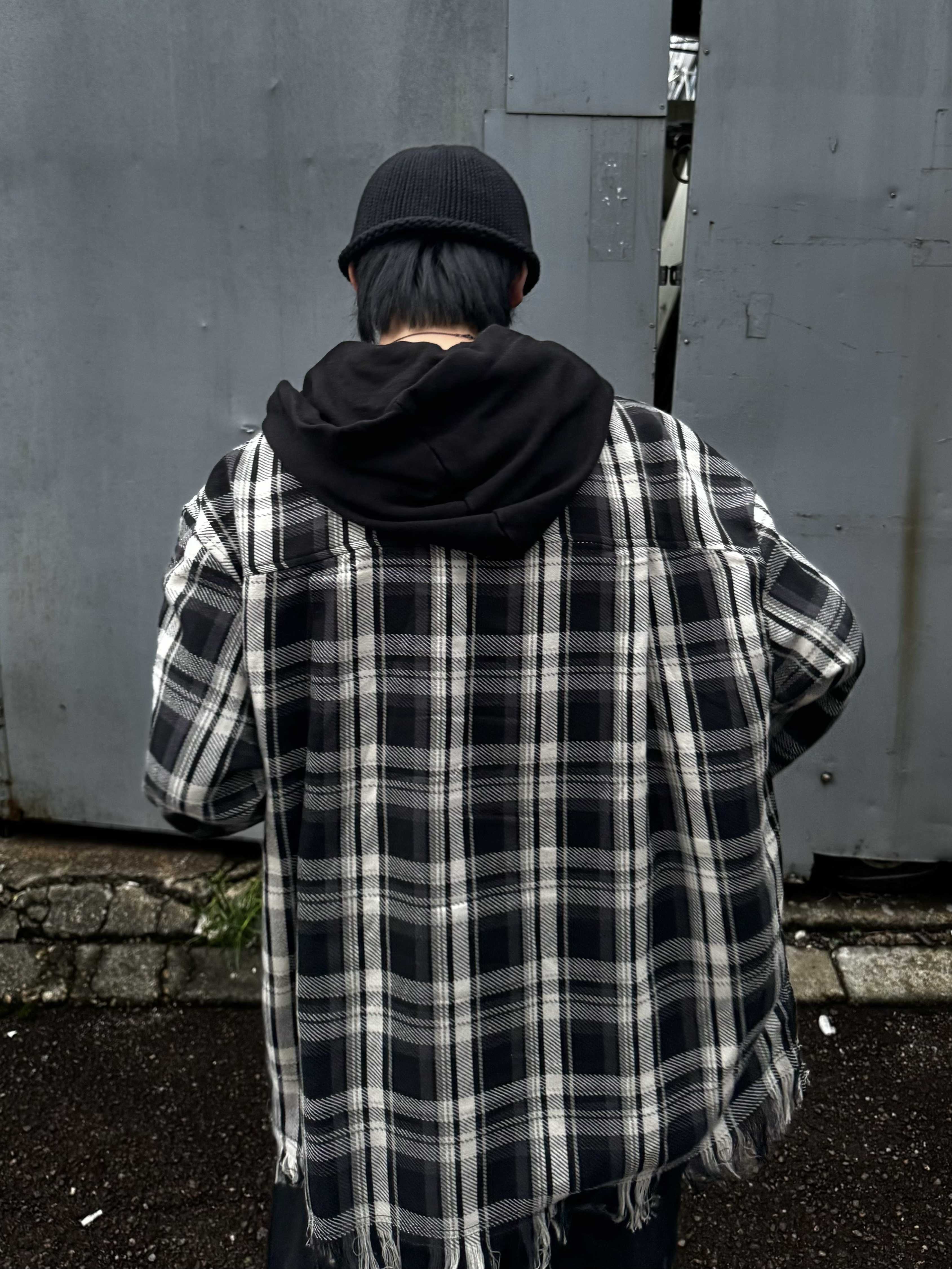 Chrome Hearts Cross Leather Patch Cashmere Beanie Black, Nos Couleurs x Koin Rivet Carpenter Shorts Black 착용 스타일 - 5