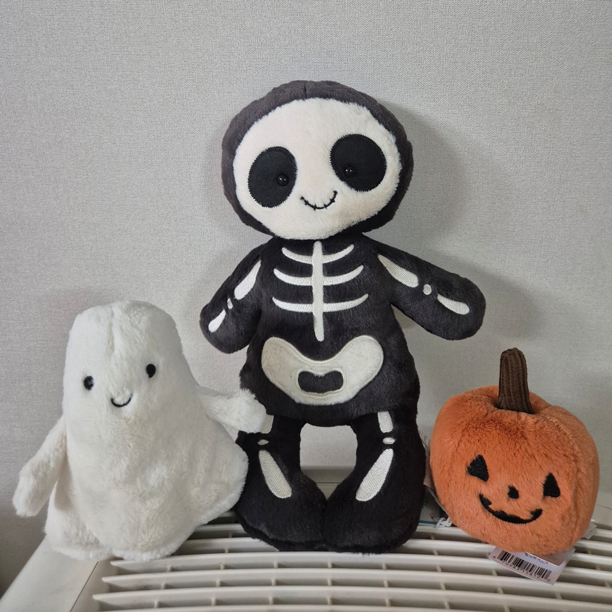 Jellycat Ooky Ghost Cream, Jellycat Skeleton Bob Black 착용 스타일