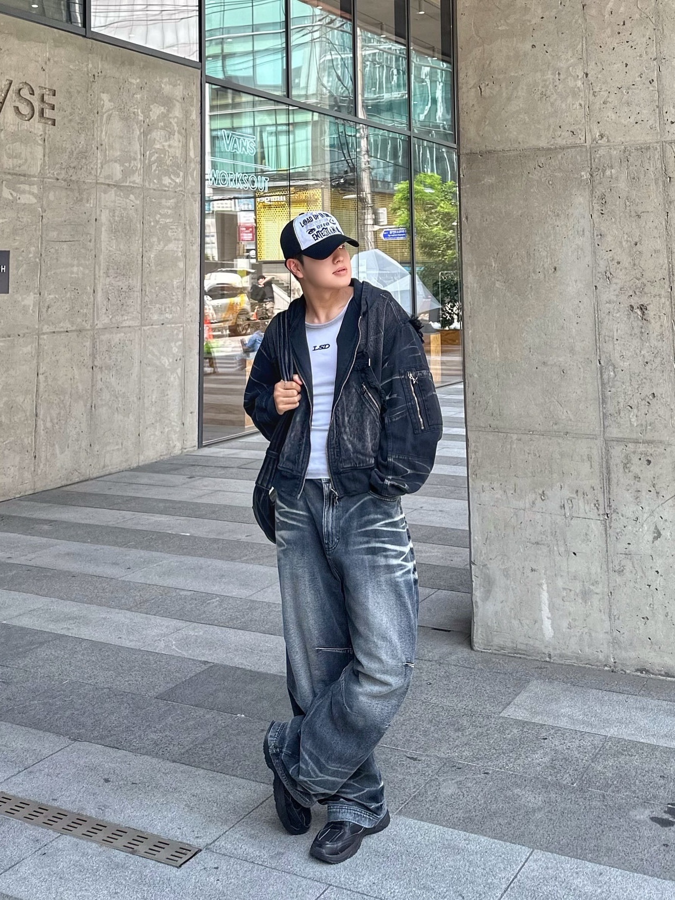 BLR Embossed Wave Washing Wide Denim Pants Blue 착용 스타일
