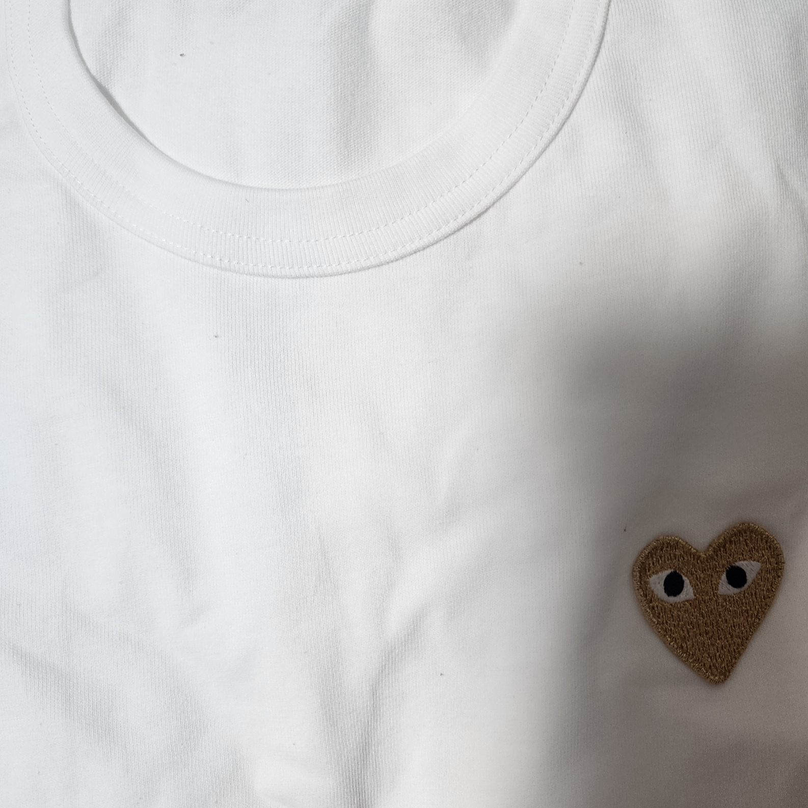 Play Comme des Garcons Gold Heart T-Shirt White 착용 스타일