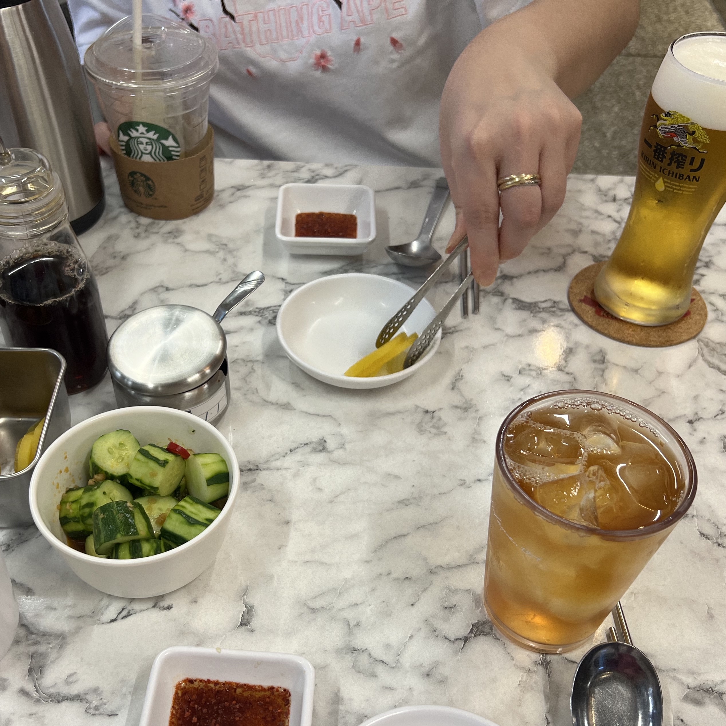 BAPE Sakura A Bathing Ape T-Shirt White, Cartier Trinity Ring Classic White Gold Yellow Gold Rose Gold 착용 스타일