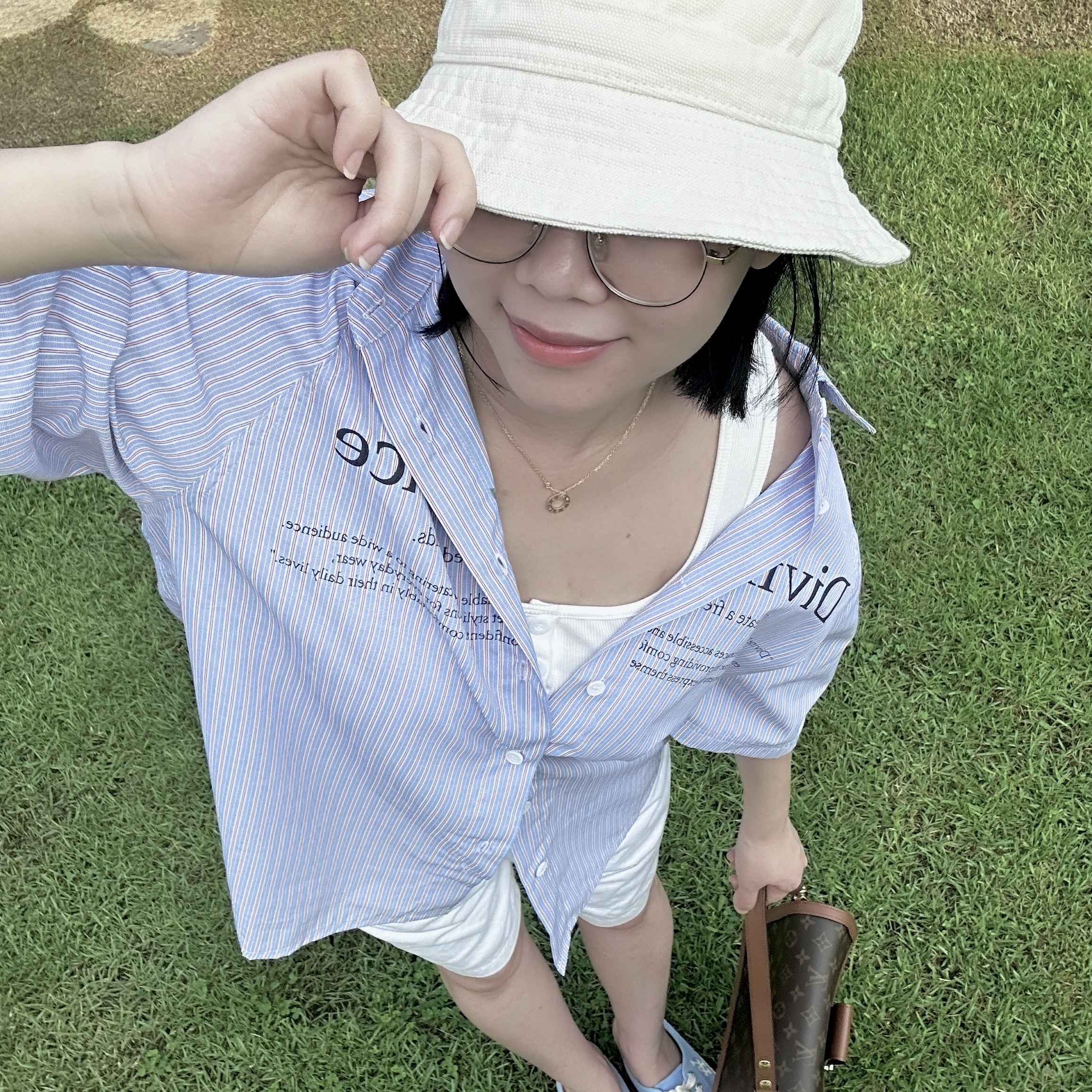 Jacquemus Le Bob Gadjo Bow Bucket Hat Off White 착용 스타일 - 1