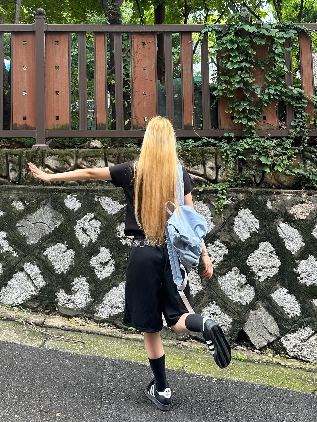 ACOC Blooming Backpack Ice Blue 착용 스타일 - 2