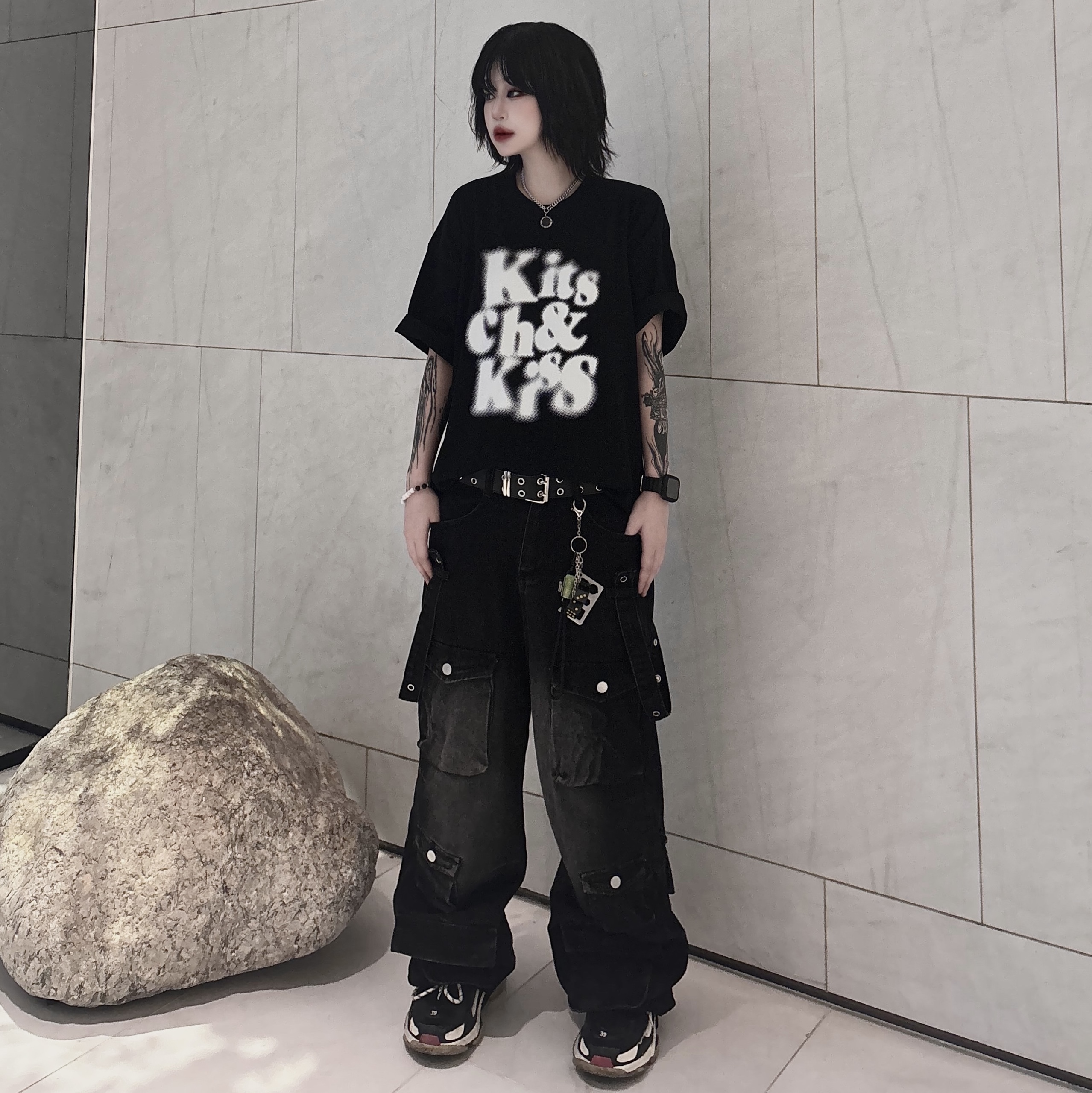 Balenciaga Triple S Sneakers Black 착용 스타일 - 2