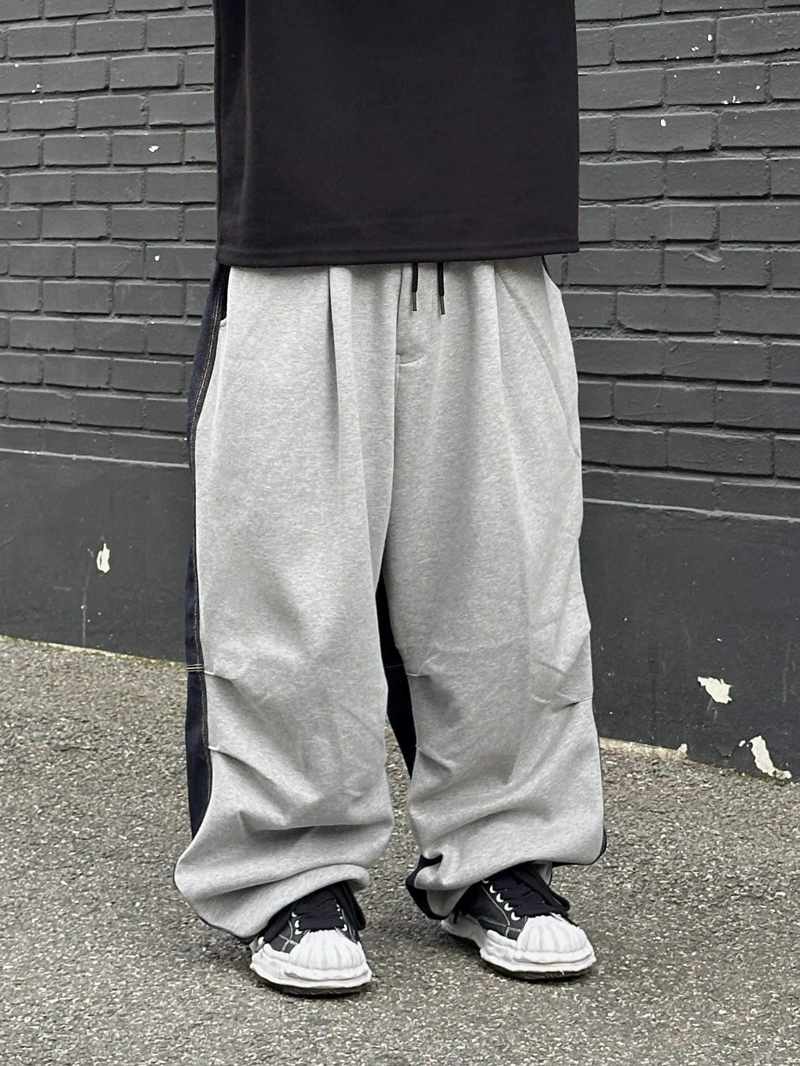 Maison Mihara Yasuhiro Blakey OG STC Sole Paper Like Leather Low-top Sneakers Black 착용 스타일 - 4