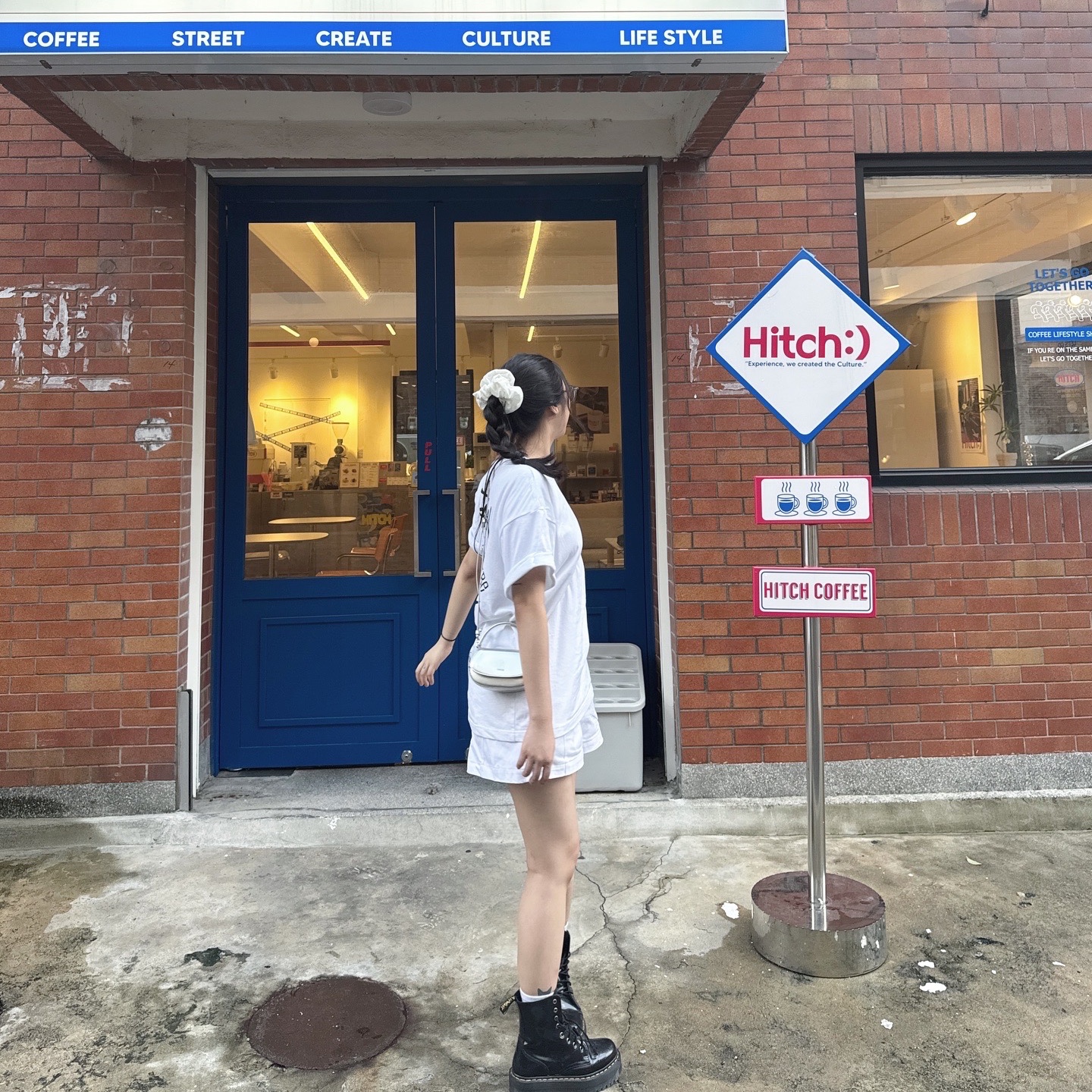 Dr. Martens Jadon Boots Black, Nike x Stussy T-Shirt White (DV1774-100) 착용 스타일 - 2