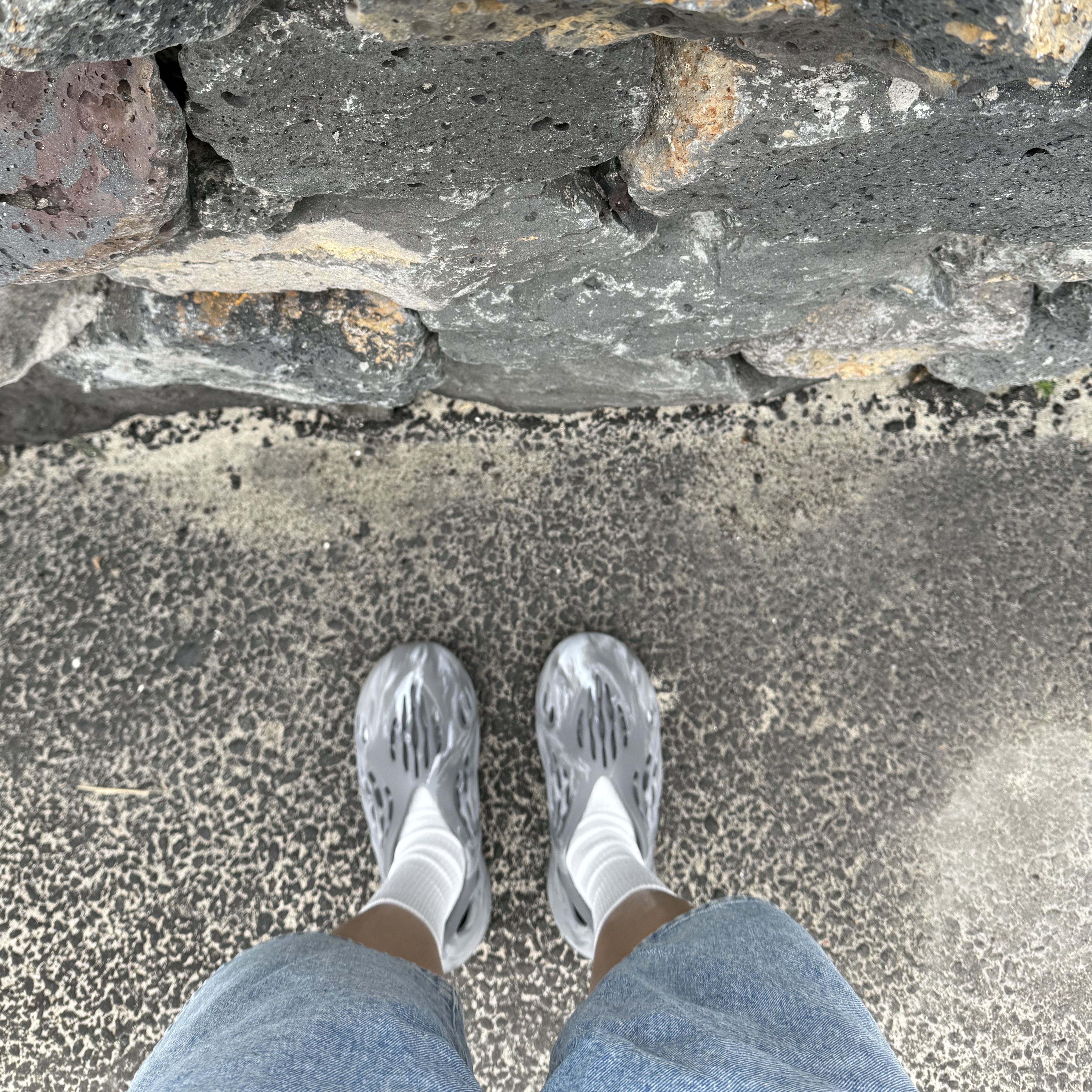 Adidas Yeezy Foam RNNR MX Granite 착용 스타일
