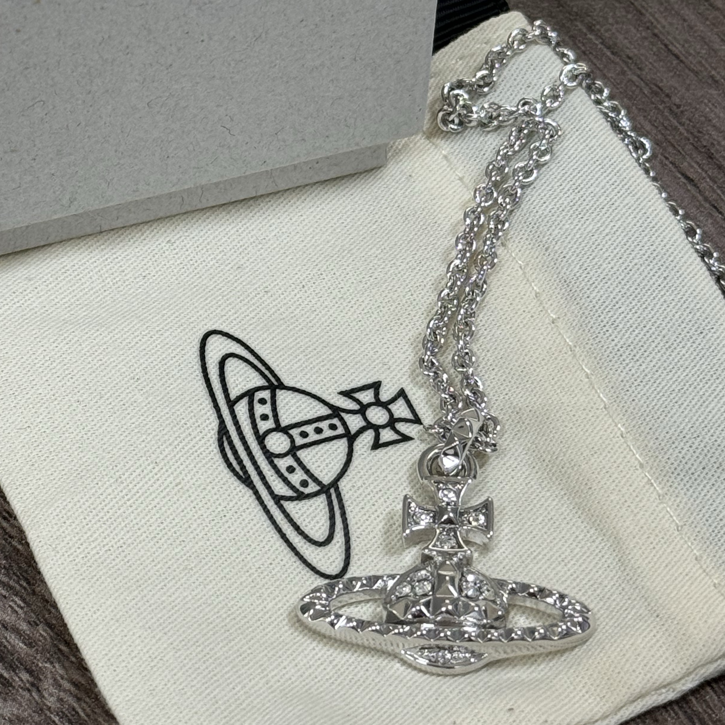 Vivienne Westwood Mayfair Bas Relief Pendant Silver 착용 스타일