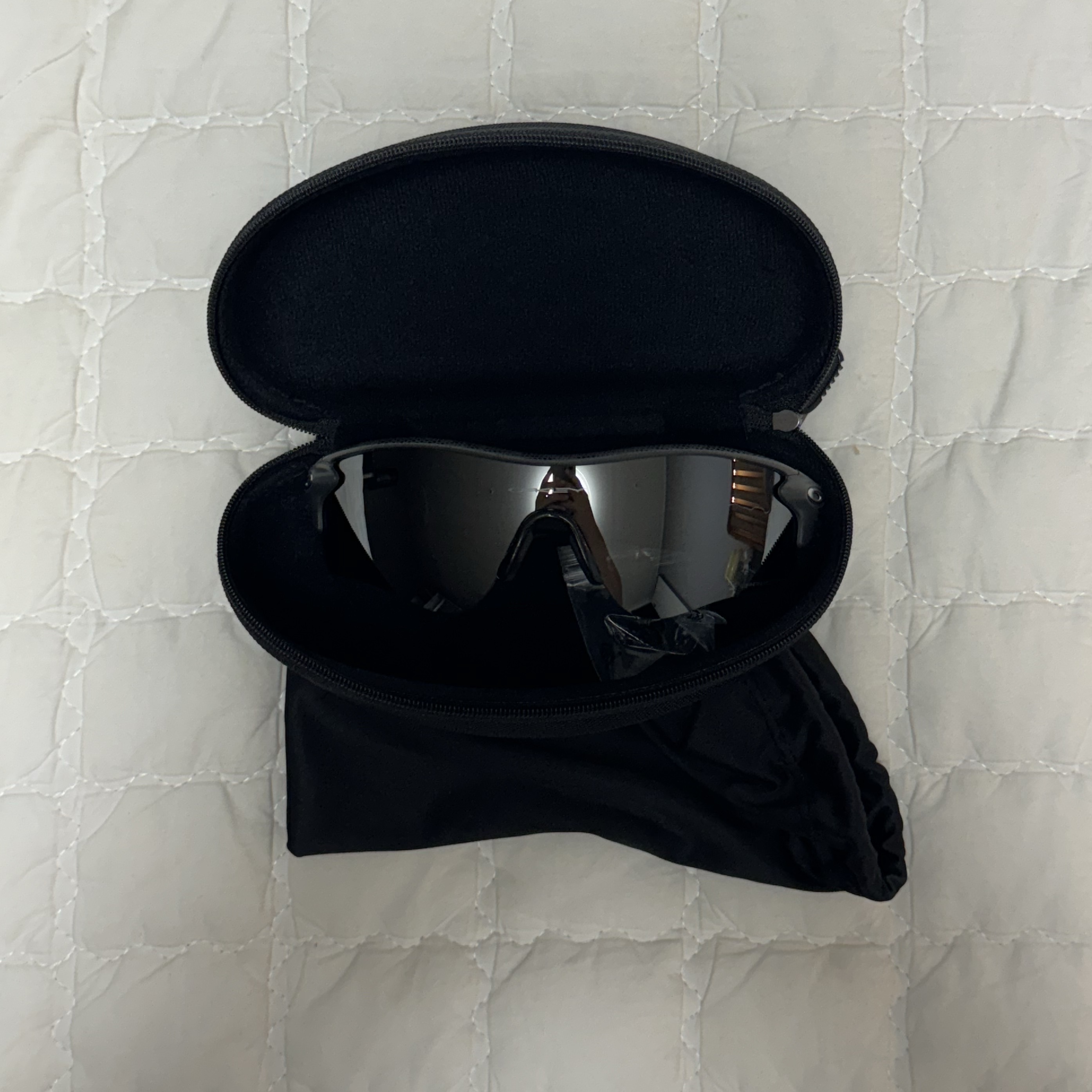 Oakley Radarlock Path Carbon Fiber Frame Prizm Black Lenses Low Bridge Fit 착용 스타일 - 1