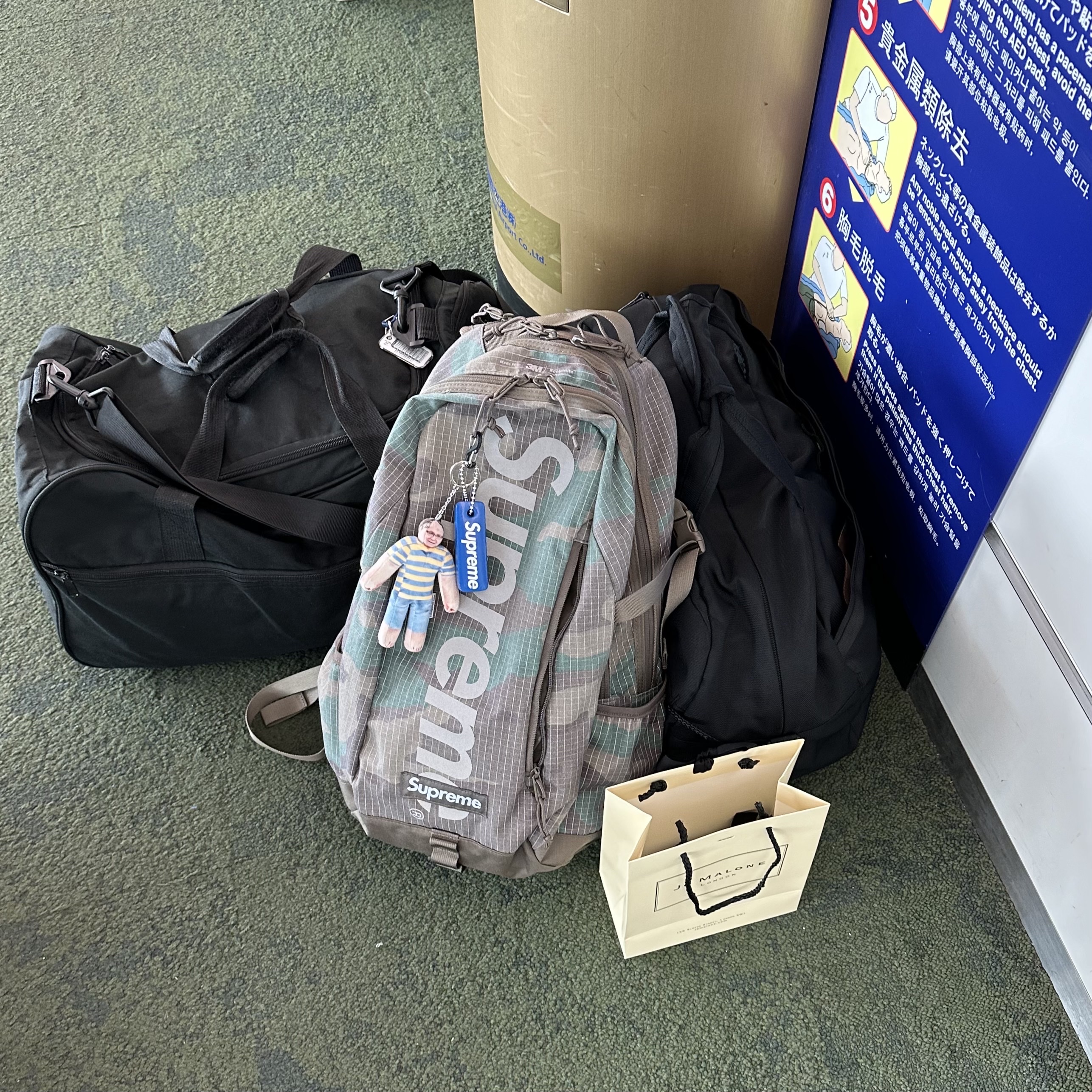Supreme Backpack Woodland Camo - 24SS, Supreme Floating Keychain Faded Blue - 23FW 착용 스타일