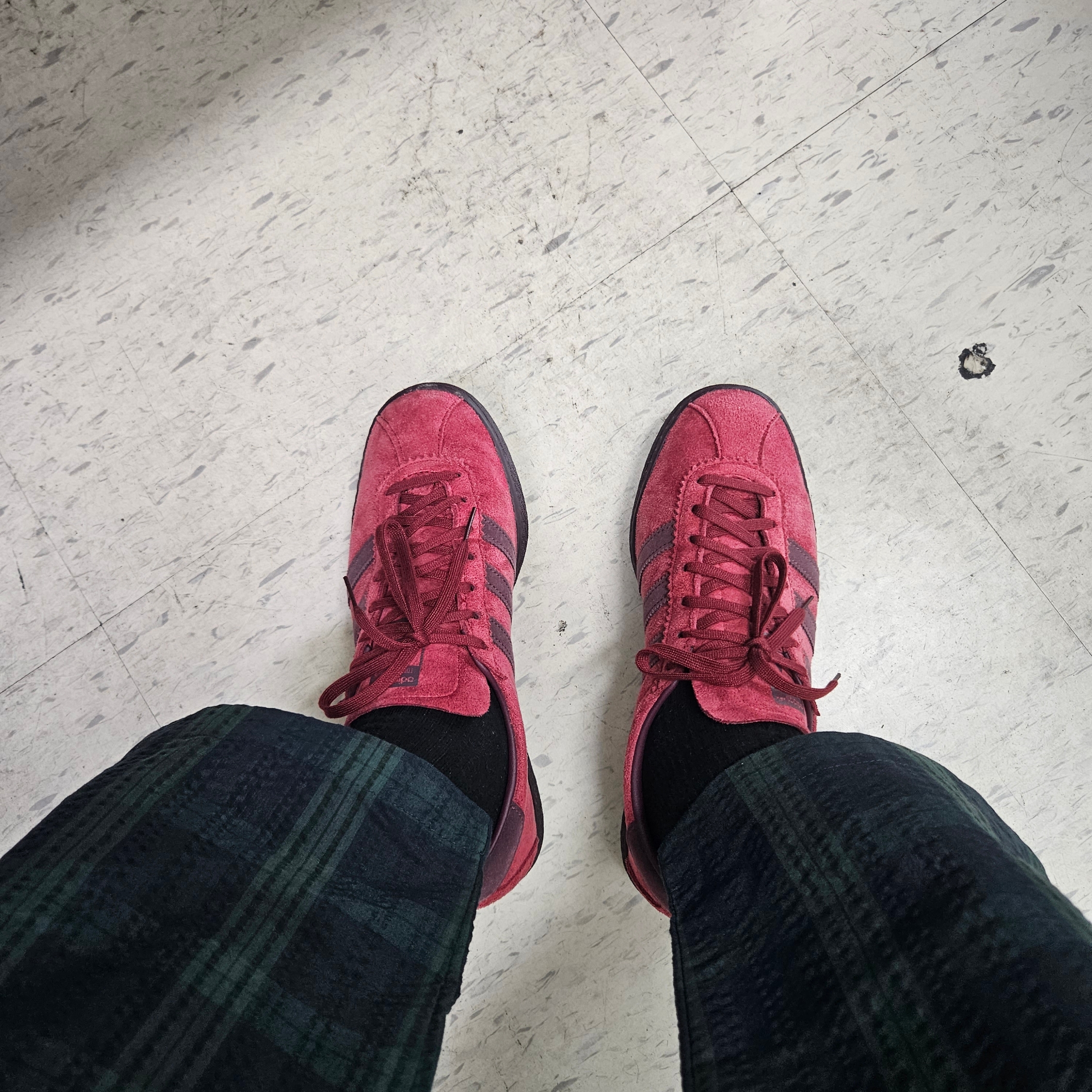 Adidas Tobacco Gruen Collegiate Burgundy 착용 스타일 - 1