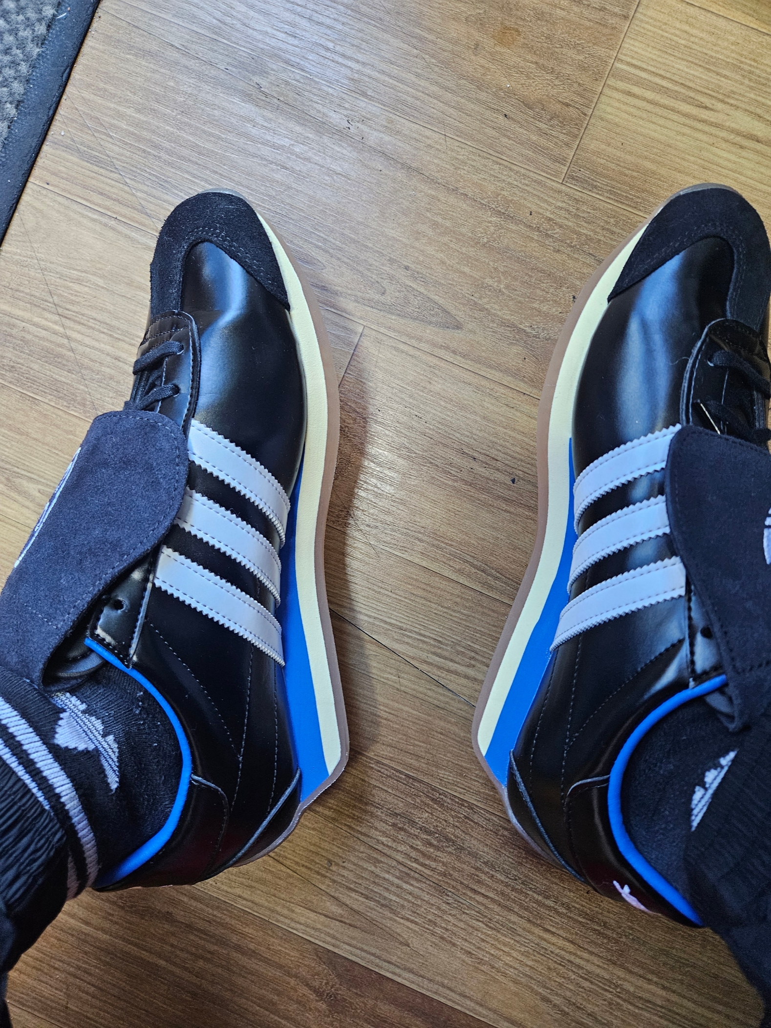 Adidas x Yeseyesee Country OG Core Black Cloud White 착용 스타일 - 2