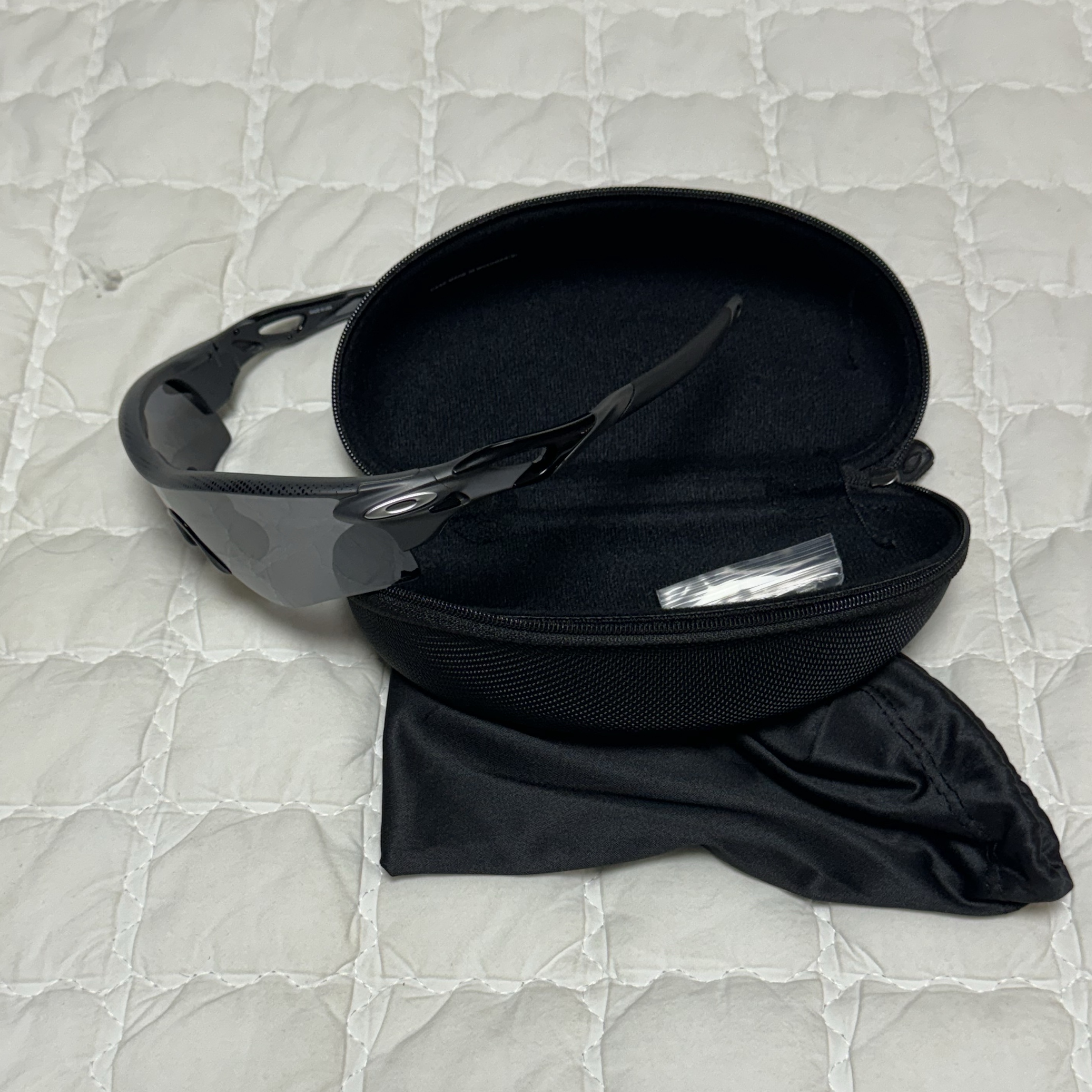 Oakley Radarlock Path Carbon Fiber Frame Prizm Black Lenses Low Bridge Fit 착용 스타일 - 2