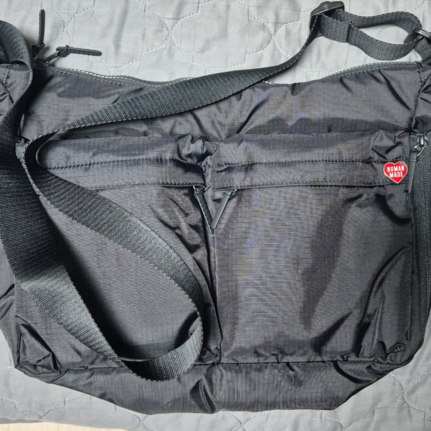Uniqlo Multi Pocket Shoulder Bag Black 착용 스타일