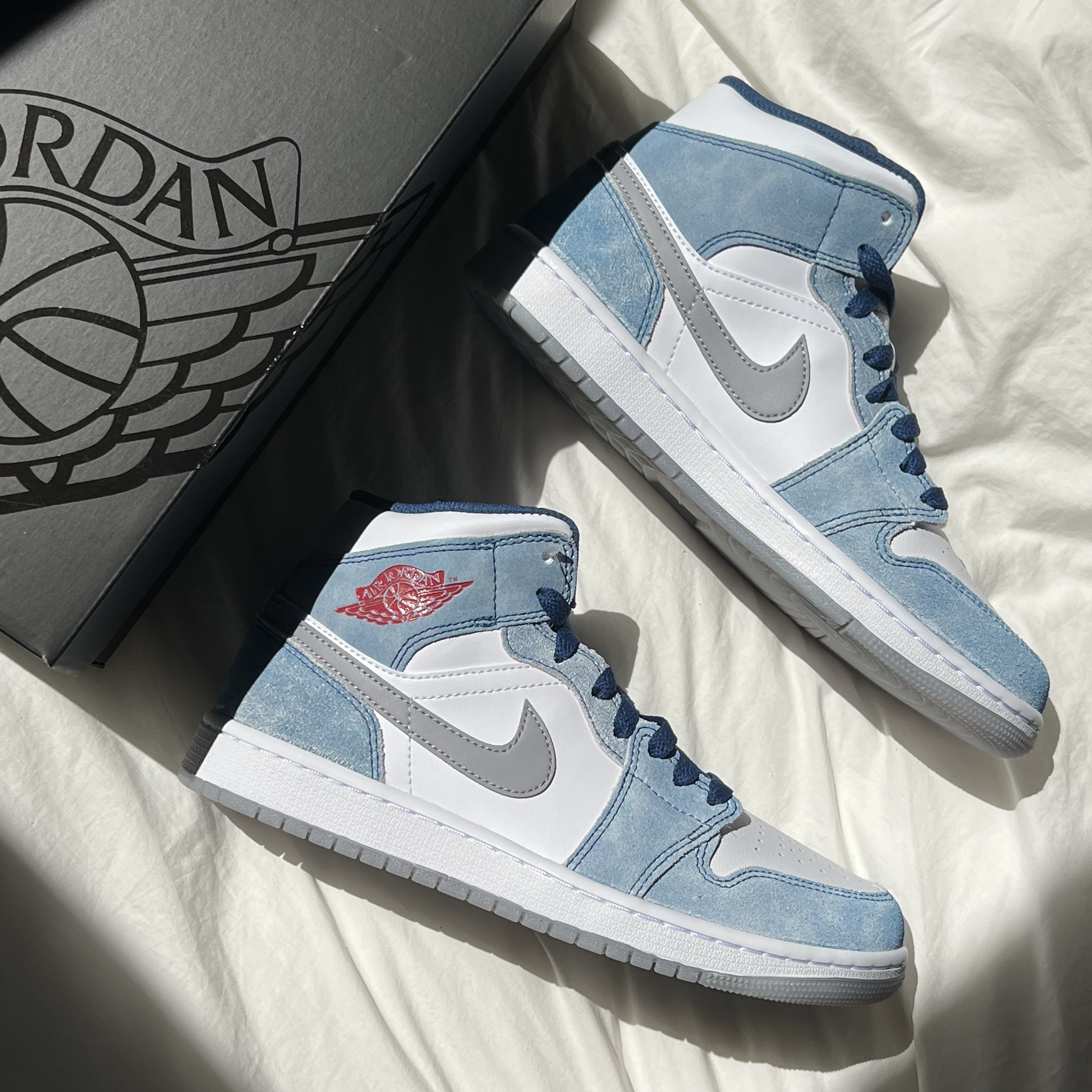 Jordan 1 Mid SE French Blue Fire Red 착용 스타일 - 2