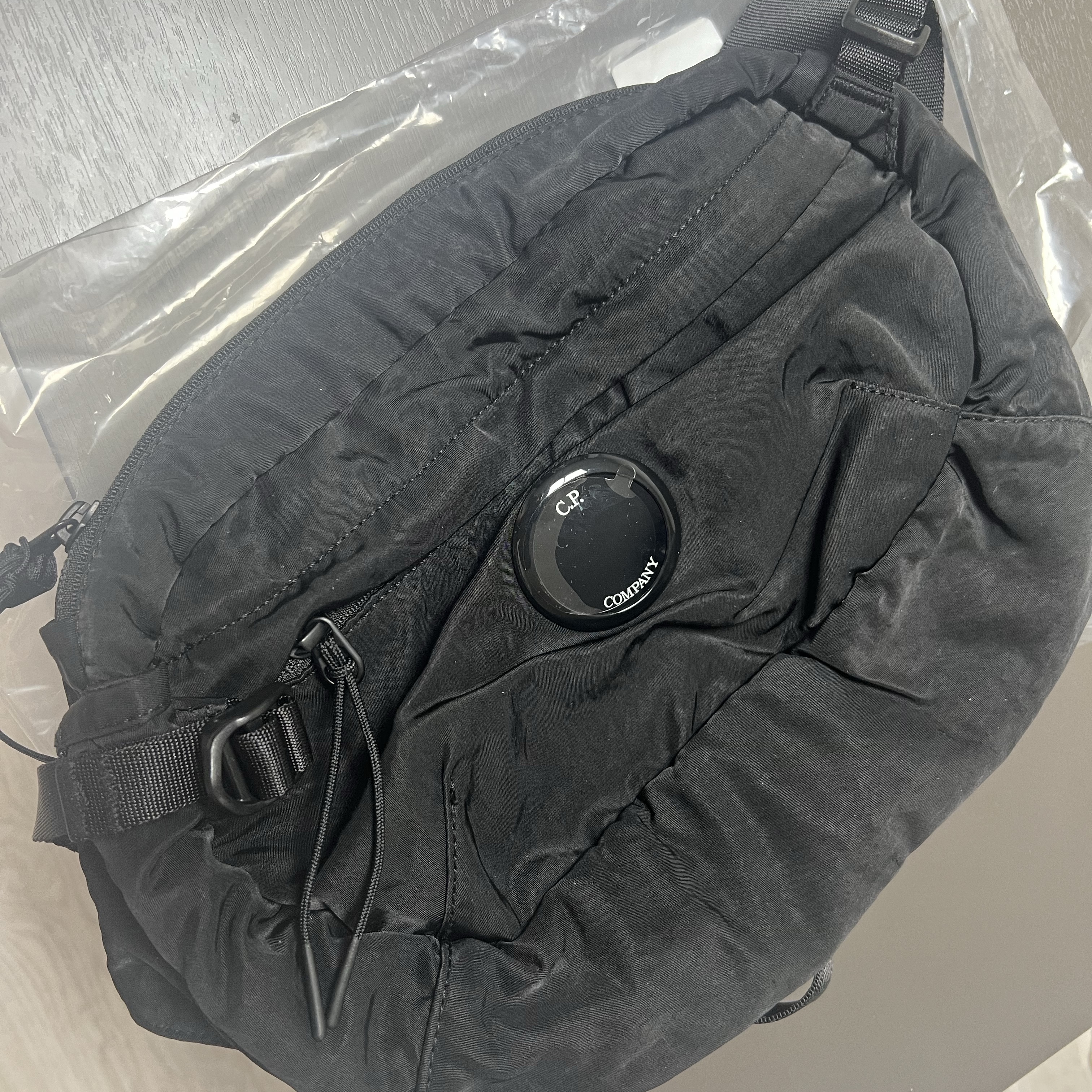 C.P. Company Crossbody Bag Black - 24FW 착용 스타일 - 1