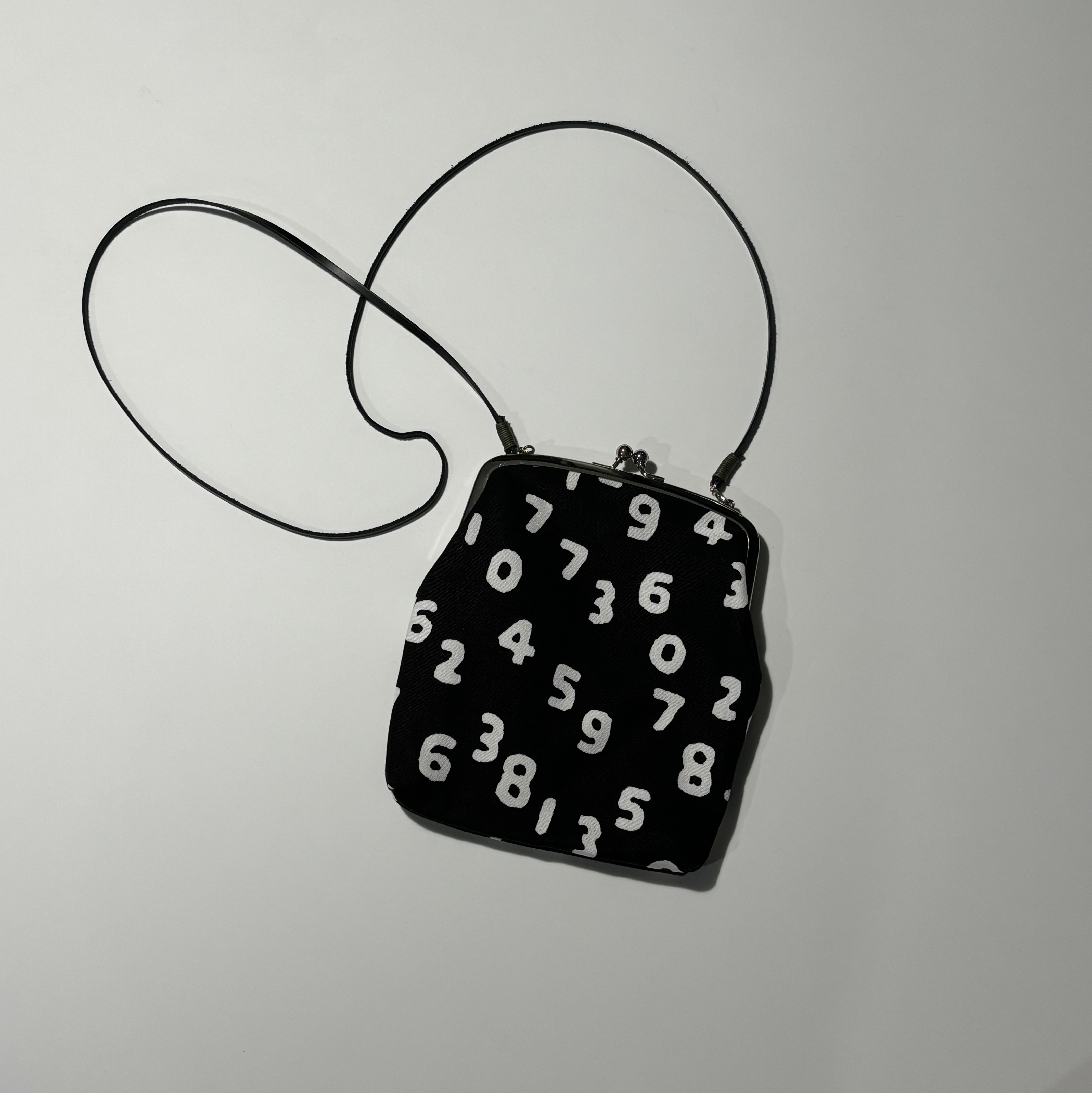 Sou Sou Canvas Soft Gamaguchi Bag Large Black (with 110cm Black Leather Strap) 착용 스타일