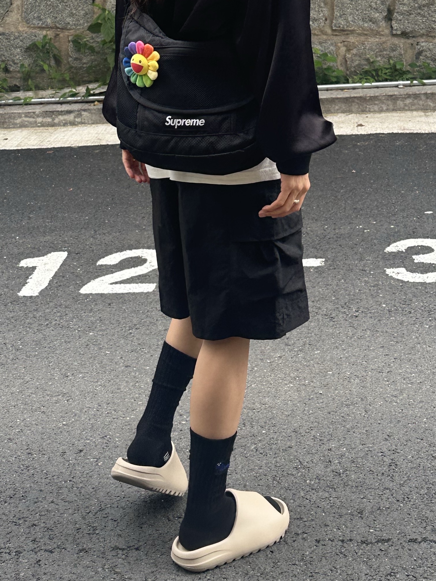 Supreme 2-Tone Corduroy Camp Cap Black - 23SS, Supreme Small Messenger Bag Black - 22SS 착용 스타일 - 3