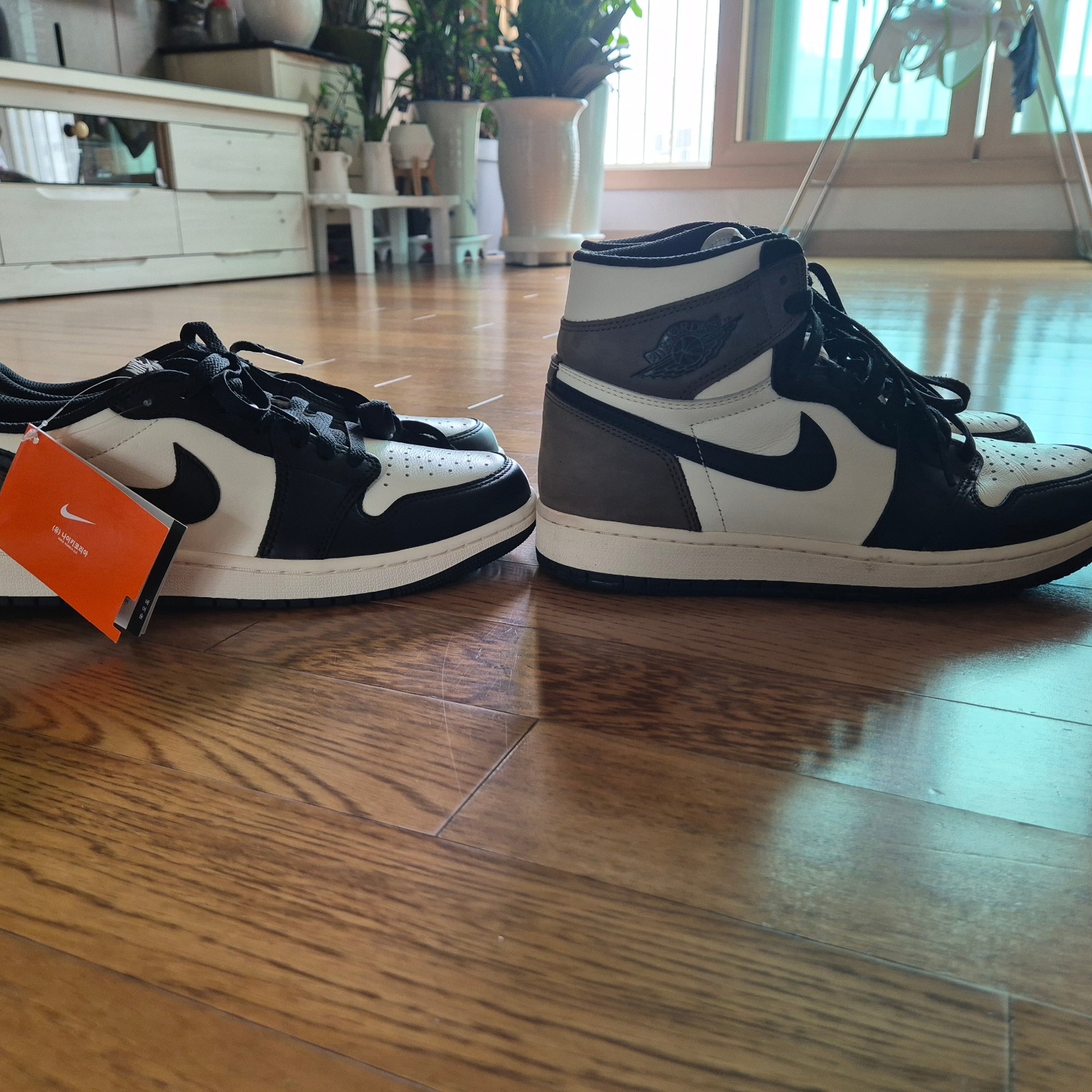 Jordan 1 Retro Low OG Mocha, Jordan 1 Retro High OG Black Mocha 착용 스타일 - 1