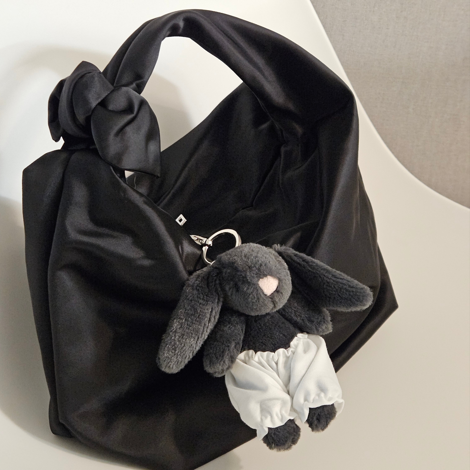 Cos Nylon Hitch Micro Tote Bag Black 착용 스타일