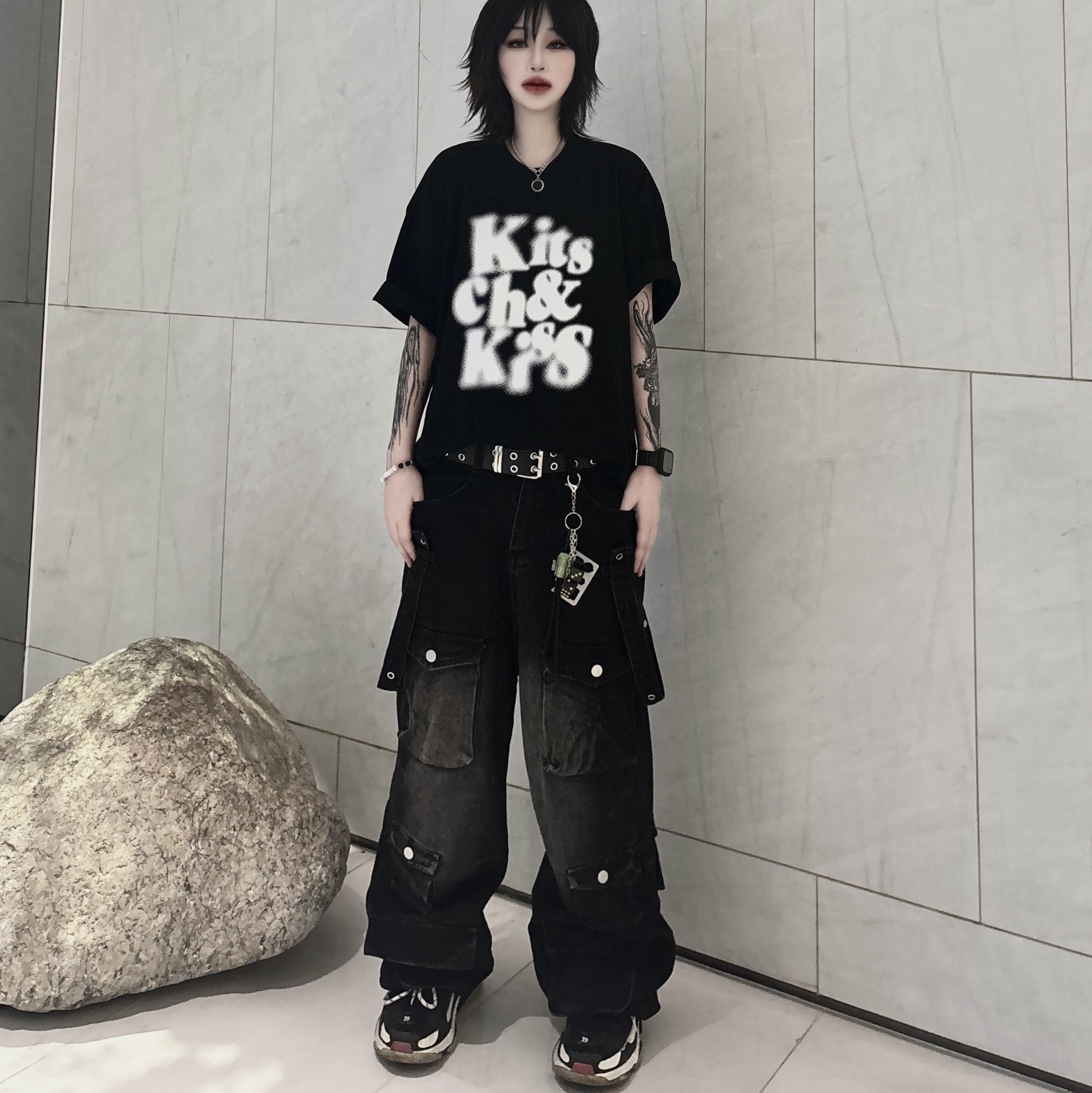 Balenciaga Triple S Sneakers Black 착용 스타일 - 1