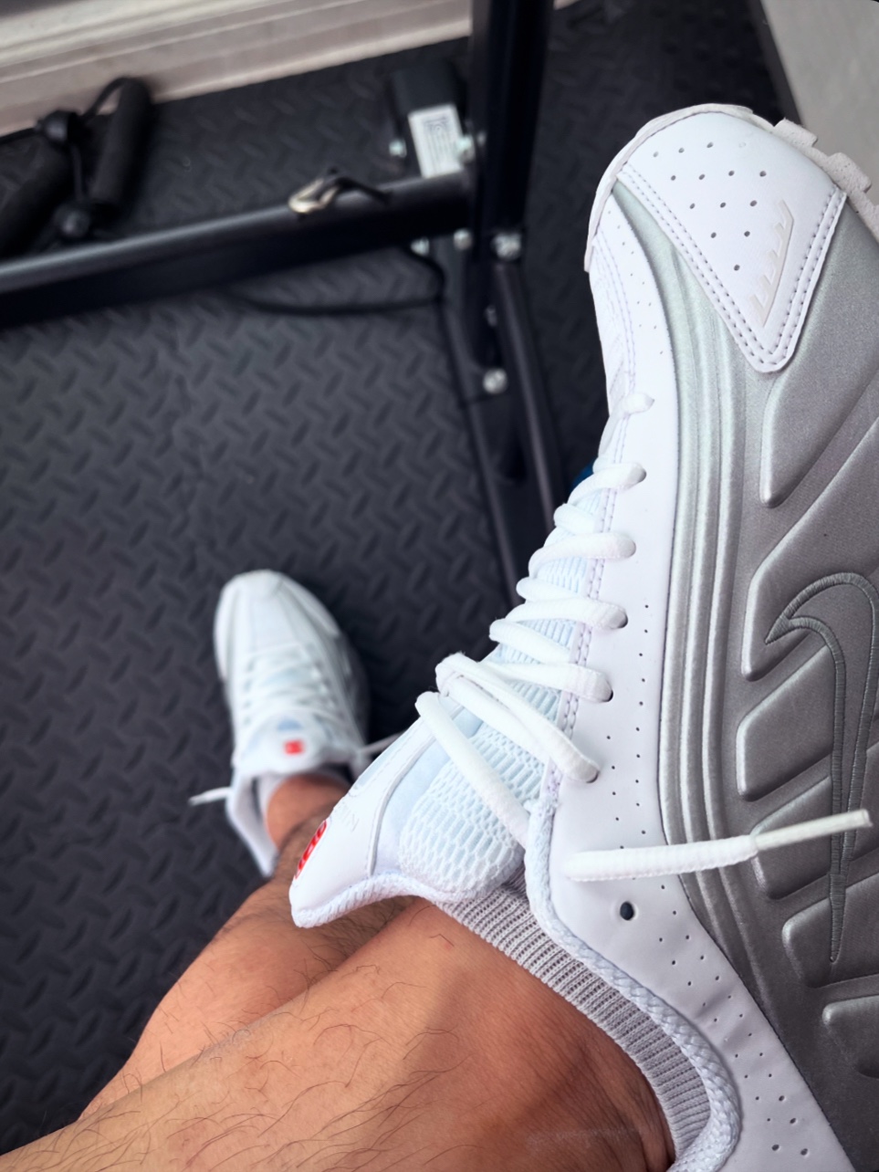 (W) Nike Shox R4 White Metallic Silver 착용 스타일 - 2