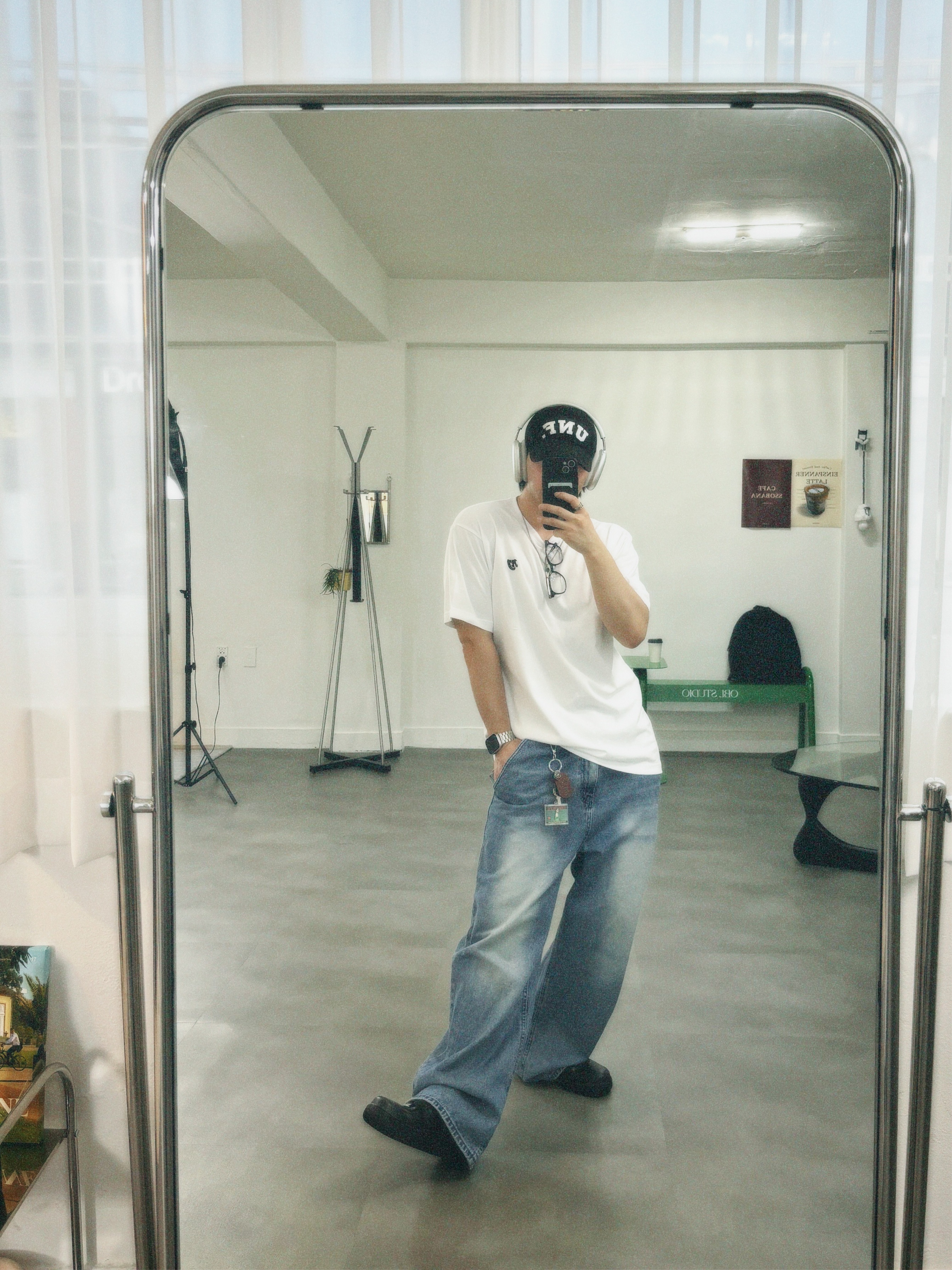 NewJeans x Hiroshi Fujiwara Coller T-Shirt White Ver. 4, NewJeans Supernatural NJ x Murakami Drawstring Bag Ver. 착용 스타일 - 3