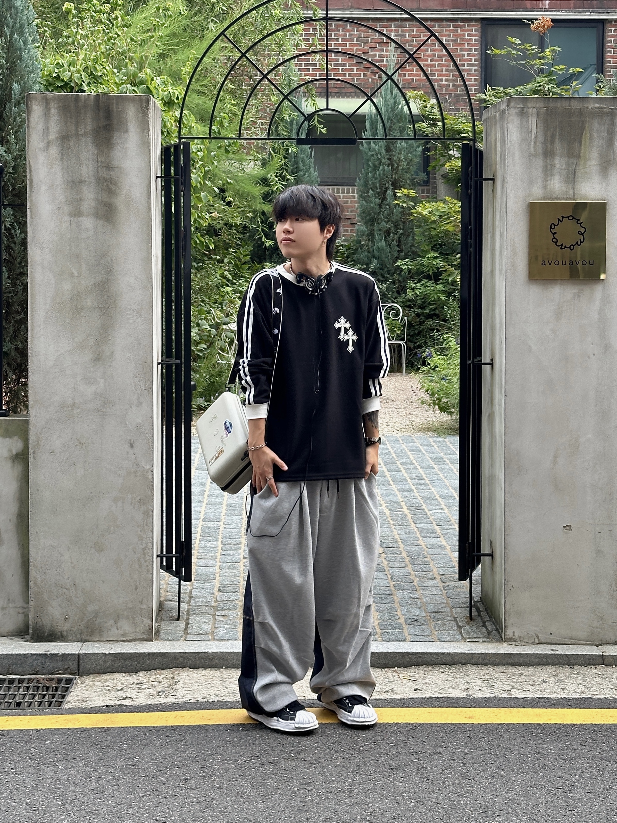 Maison Mihara Yasuhiro Blakey OG STC Sole Paper Like Leather Low-top Sneakers Black 착용 스타일 - 1