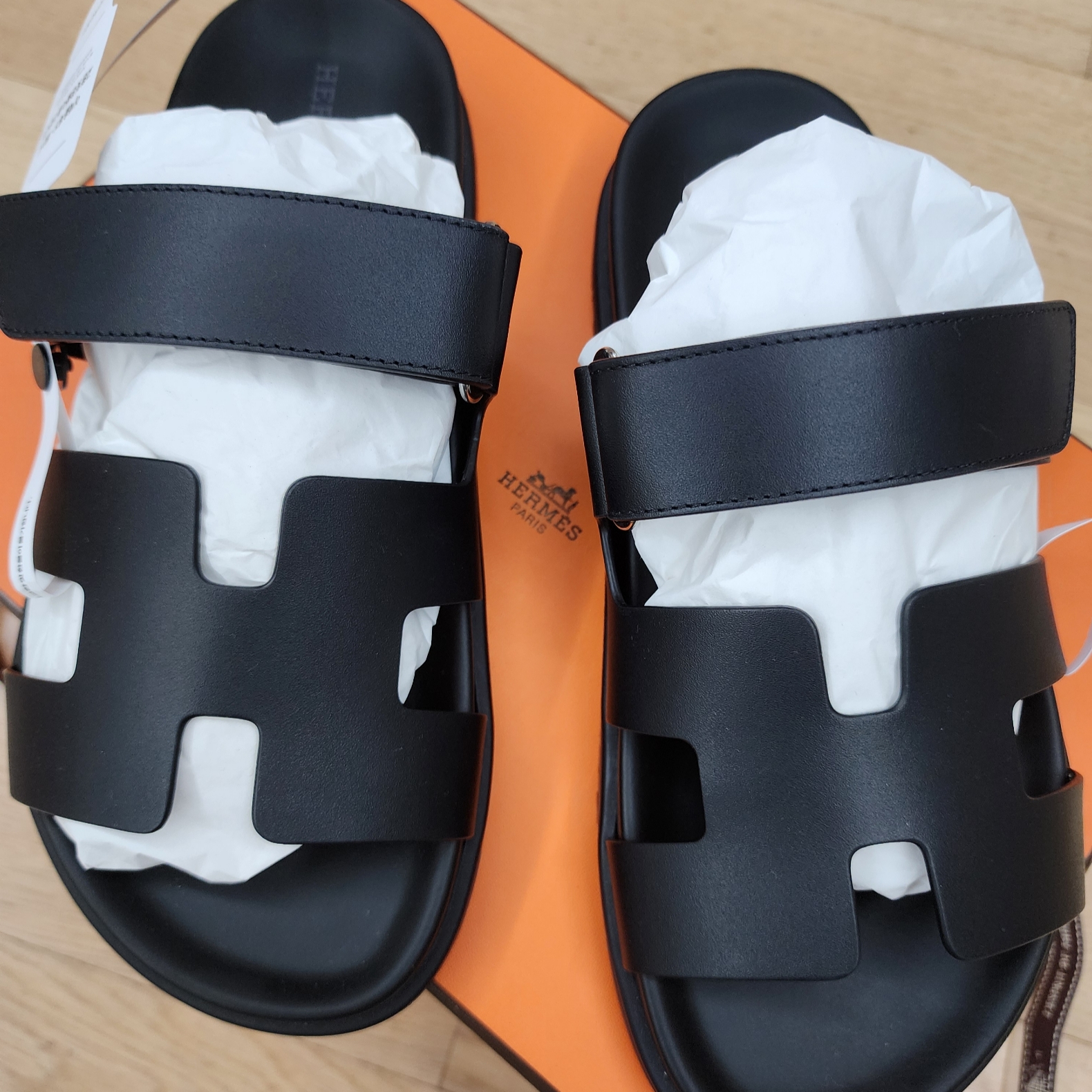 (W) Hermes Chypre Sandal Calfskin & Noir 착용 스타일 - 2