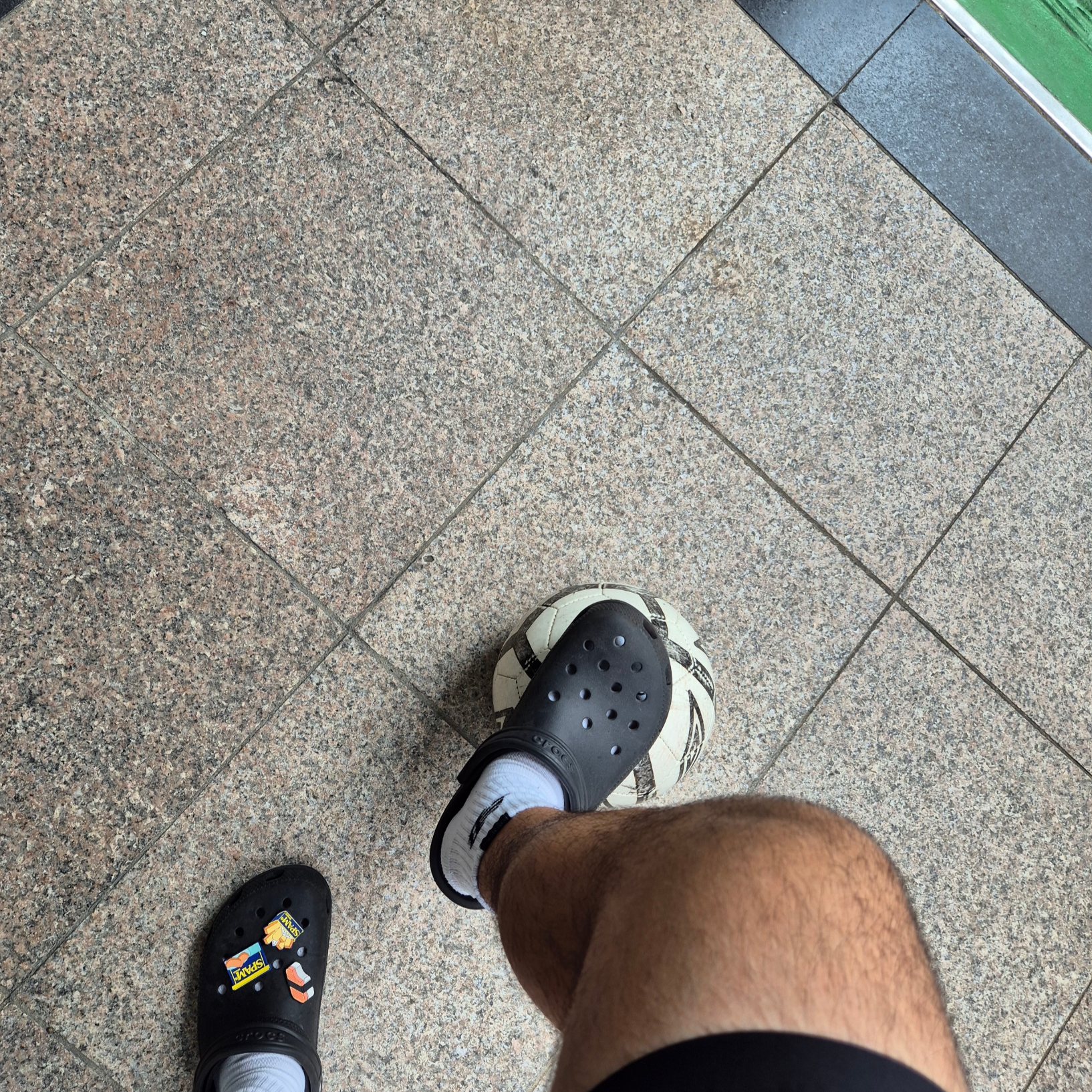 Crocs Classic Clog Black 착용 스타일 - 1