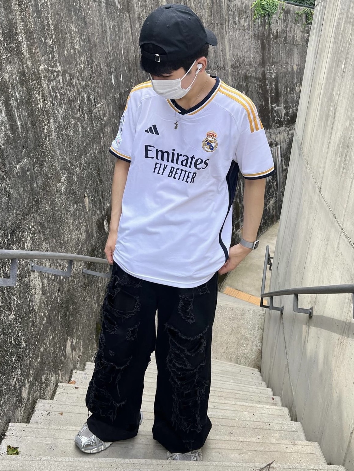 Adidas Real Madrid 2023/24 Home Jersey White - KR Sizing (Non Marking Ver.), Balenciaga 3XL Sneakers Light Beige 착용 스타일 - 1