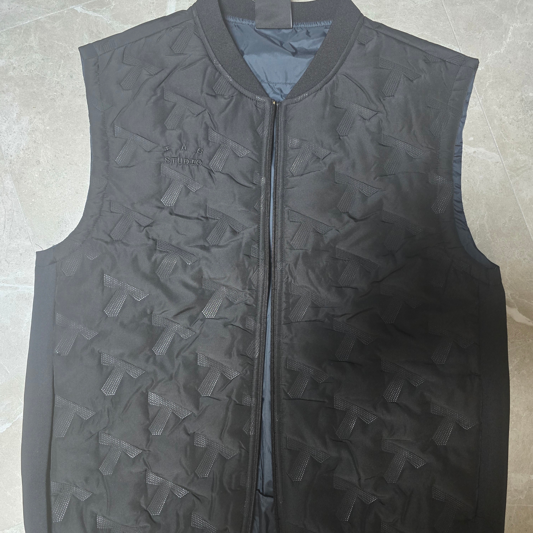 Kia Tigers x IAB Studio 24 Authentic Padded Vest Black 착용 스타일 - 3
