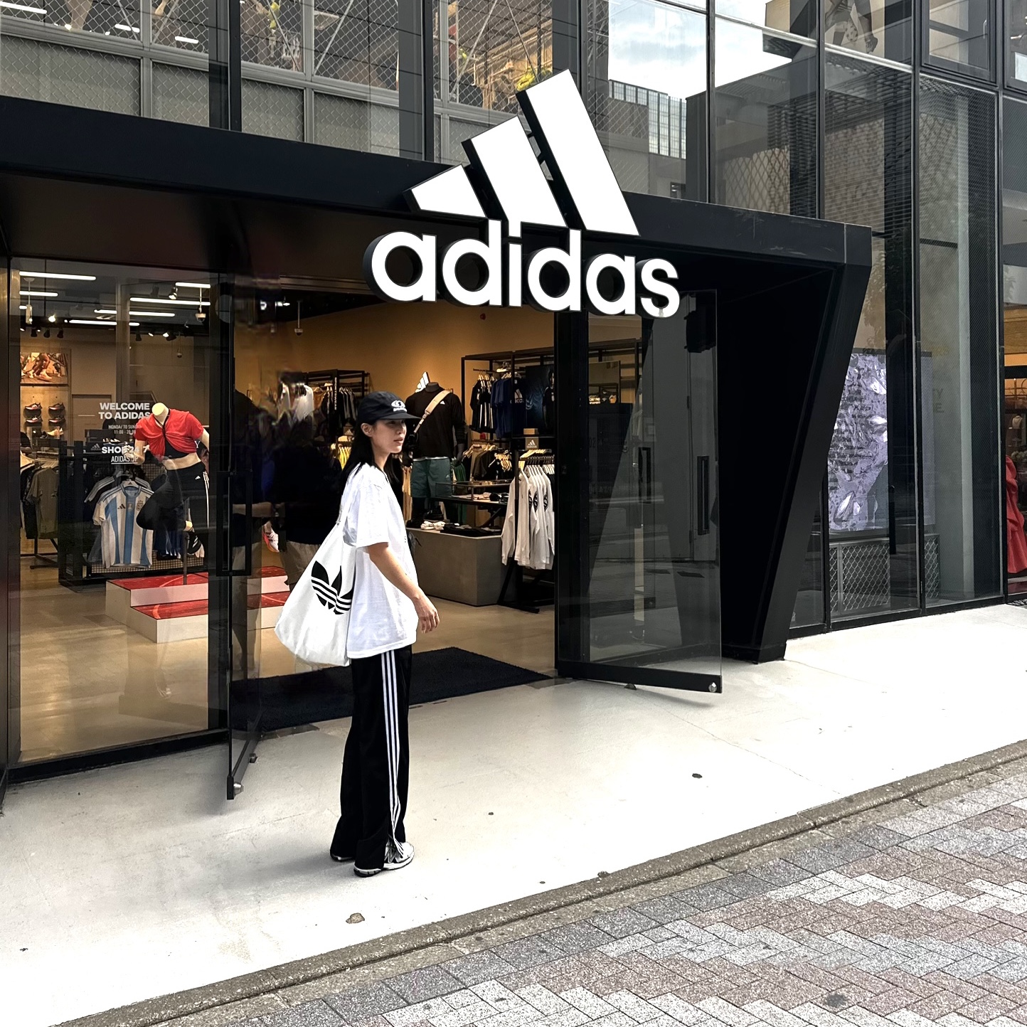 (W) Adidas Originals Firebird Loose Track Pants Black - KR Sizing 착용 스타일